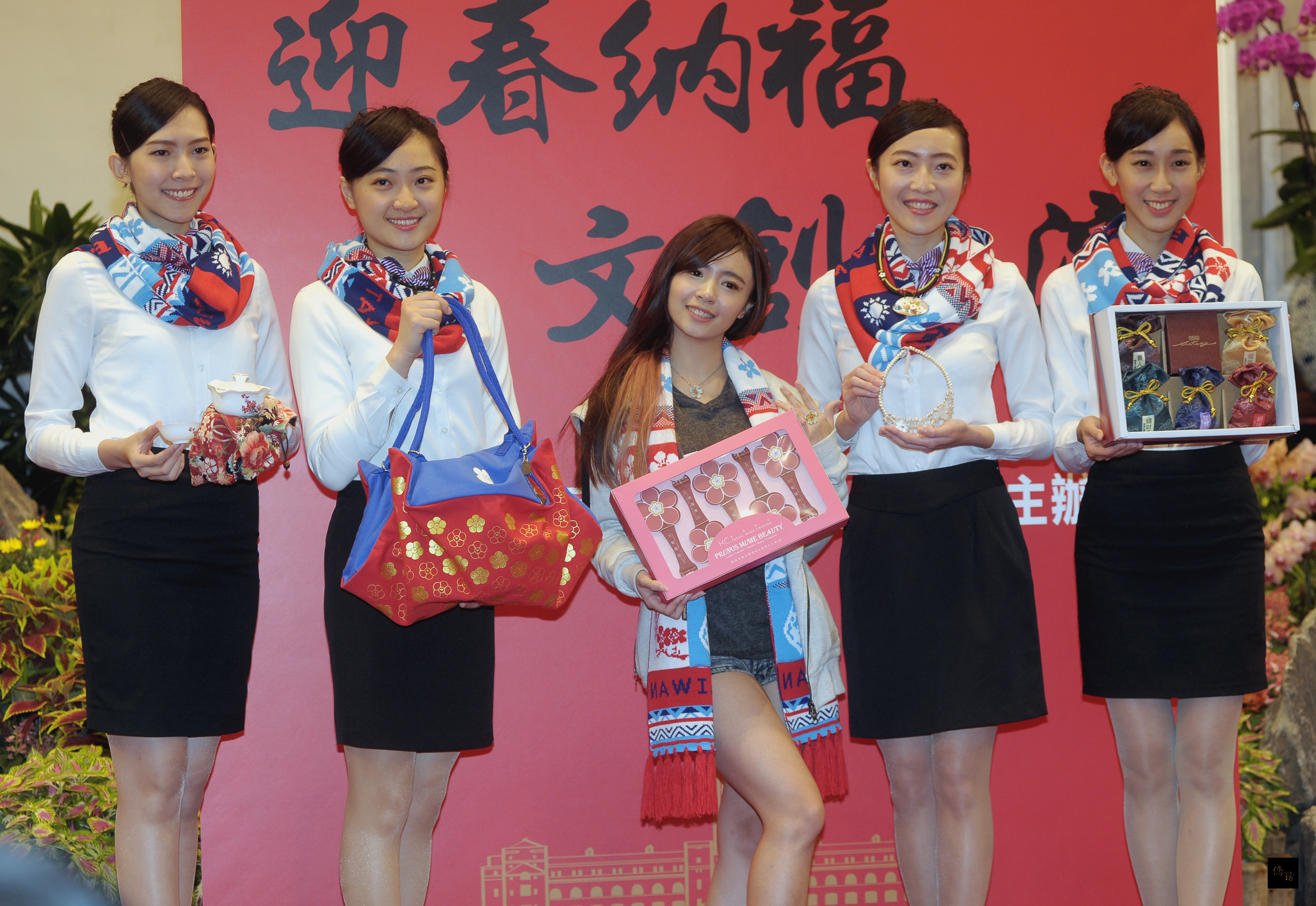 中華民國105年總統府元旦升旗典禮記者會,8日在總統府大禮堂舉行,與會金釵上台共同展示元旦文創展品。(中央社提供)