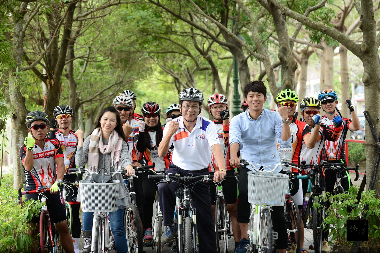 南投縣集集綠色隧道暨環鎮自行車道入選十大自行車經典路線，縣長林明溱特為自行車道拍攝宣傳廣告，推薦集集。（南投縣政府提供）