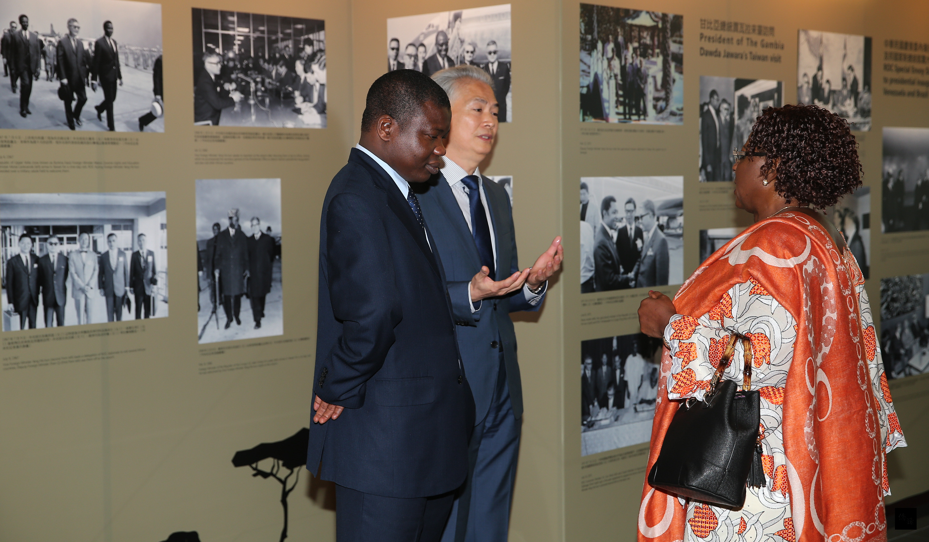 「外交先鋒:楊西崑大使紀念展」開幕典禮9日在外交部外交及國際事務學院舉行,吸引許多人前來參觀,了解楊西崑大使在外交工作的努力與貢獻。(中央社提供)