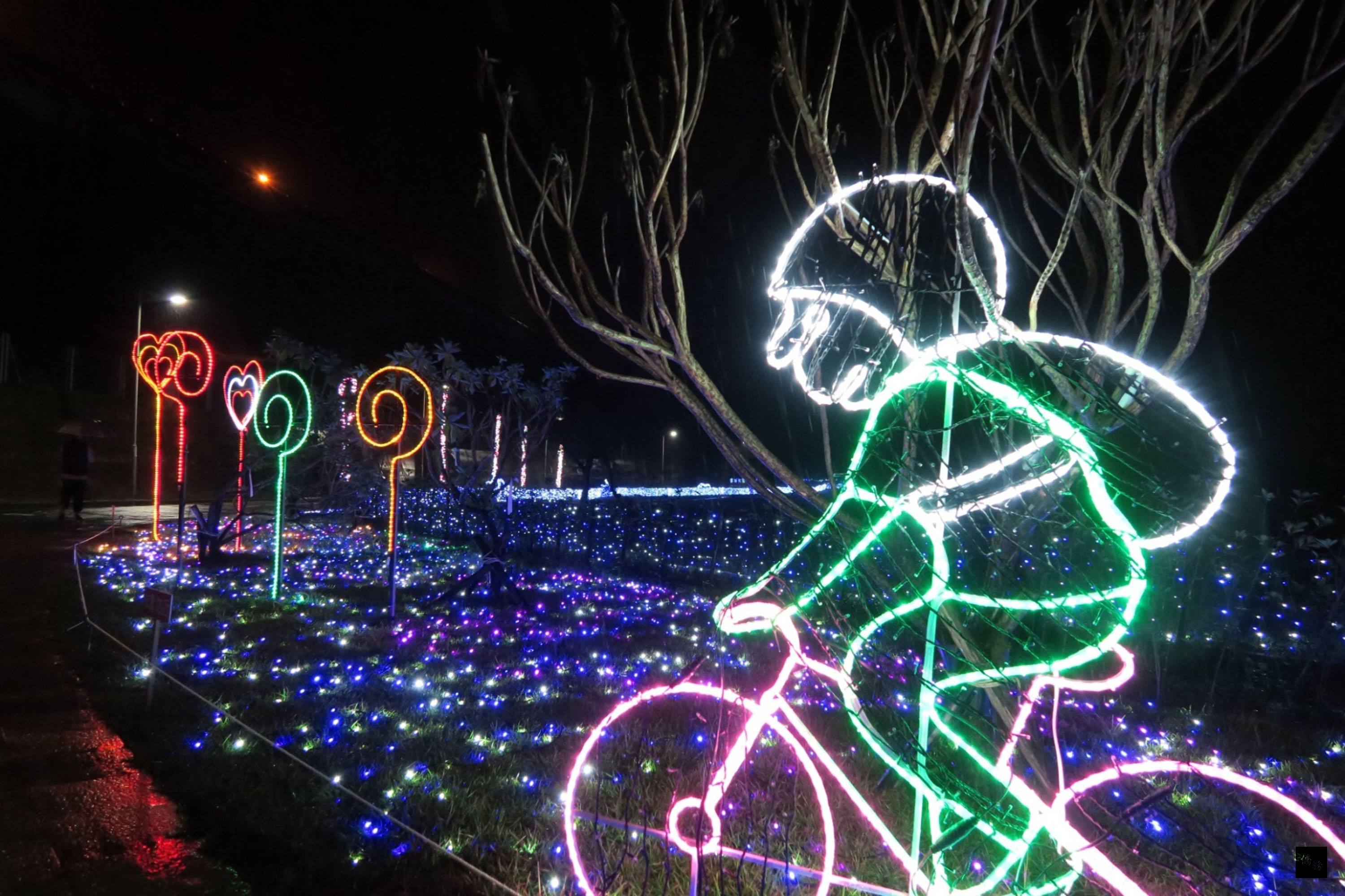 為迎接耶誕、元旦及明年春節假期，交通部觀光局北海岸及觀音山國家風景區管理處，特別在基隆湖海灣等地，布置戶外燈飾光環境，營造佳節氣氛。（中央社提供）