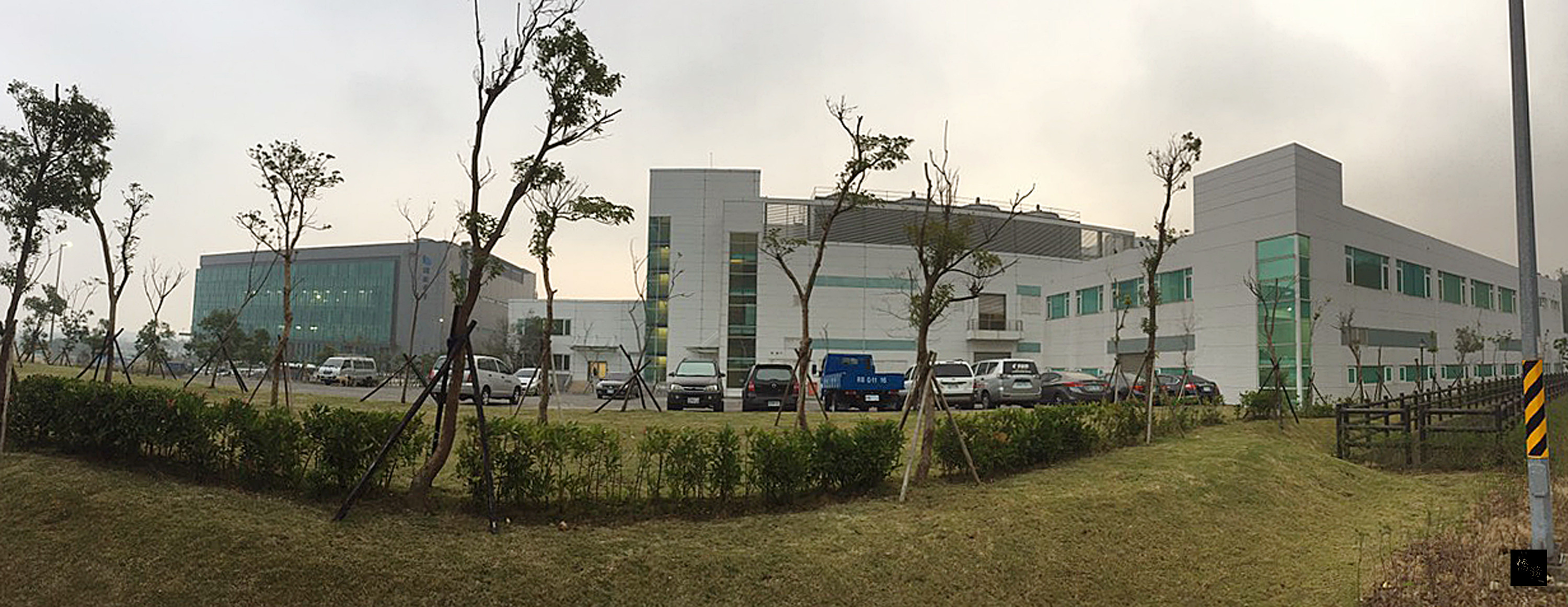 蘋果（Apple）傳出在台灣設置一間實驗室，新竹科學工業園區管理局15日證實，蘋果研發部門進駐轄下龍潭園區。圖右白色建築為蘋果位於龍潭的實驗室外觀。（中央社提供）