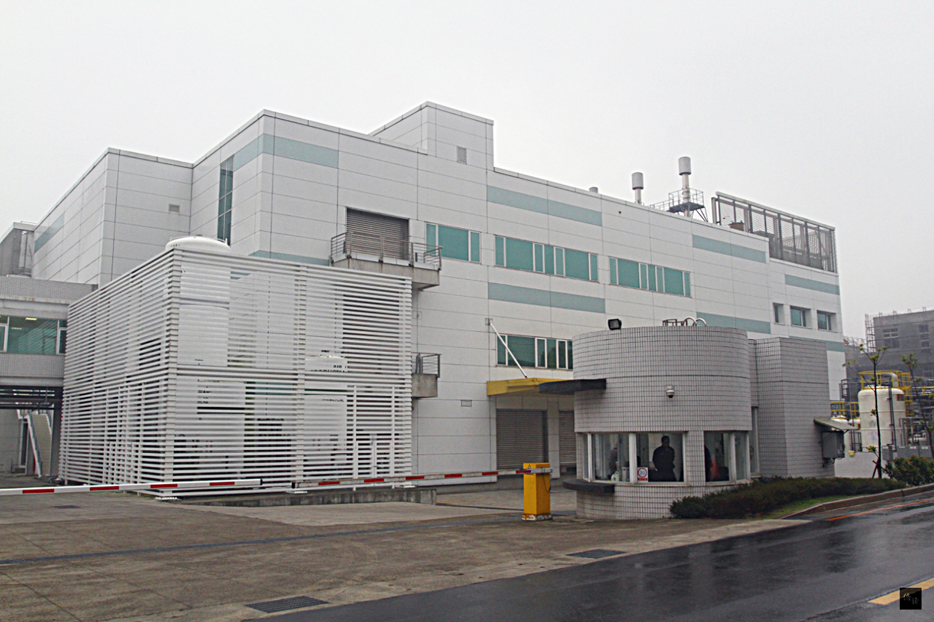 蘋果（Apple）傳出在台灣設置一間實驗室，新竹科學工業園區管理局證實，蘋果研發部門進駐轄下龍潭園區，地點為原高通顯示器廠址（圖），位於龍潭區龍園十路。（中央社提供）