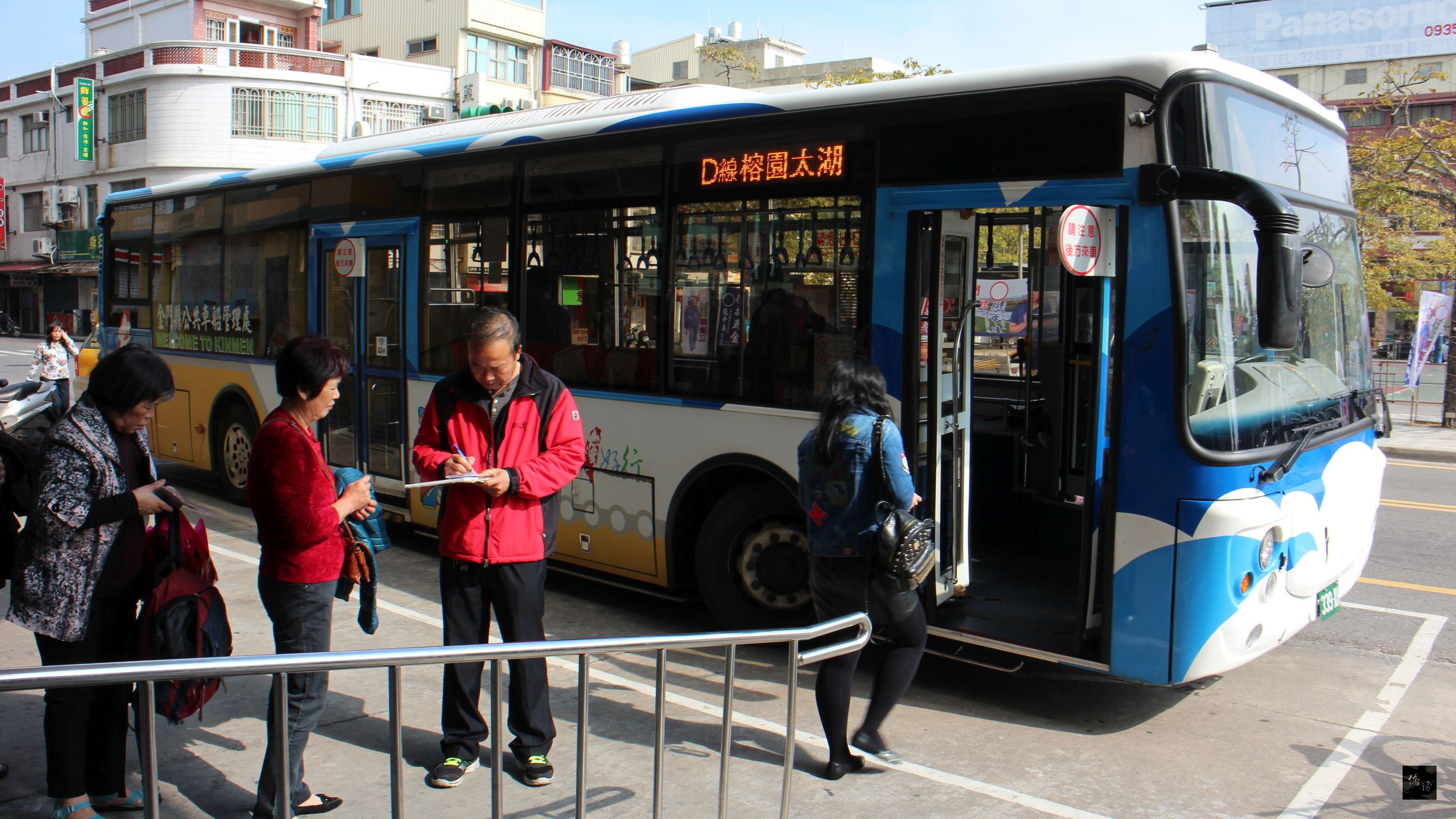 繼「台灣好行」古寧頭戰場線入選交通部公路總局10大精彩路線第4名後,金門縣「台灣好行」觀光公車更上一層樓,榮獲交通部觀光局2015年滿意度評比第1名。(中央社提供)