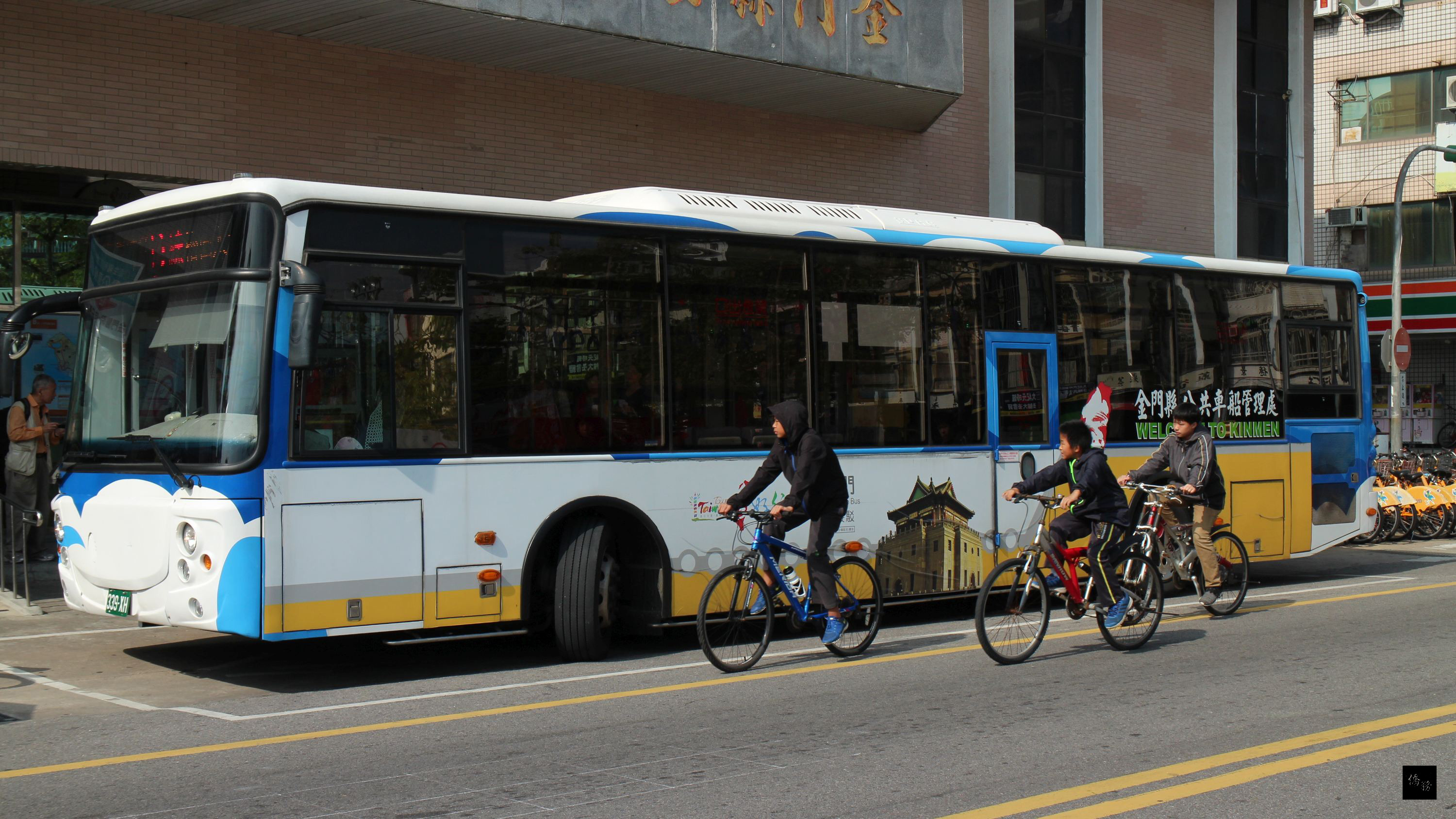 繼「台灣好行」古寧頭戰場線入選交通部公路總局10大精彩路線第4名後,金門縣「台灣好行」觀光公車更上一層樓,榮獲交通部觀光局2015年滿意度評比第1名。(中央社提供)