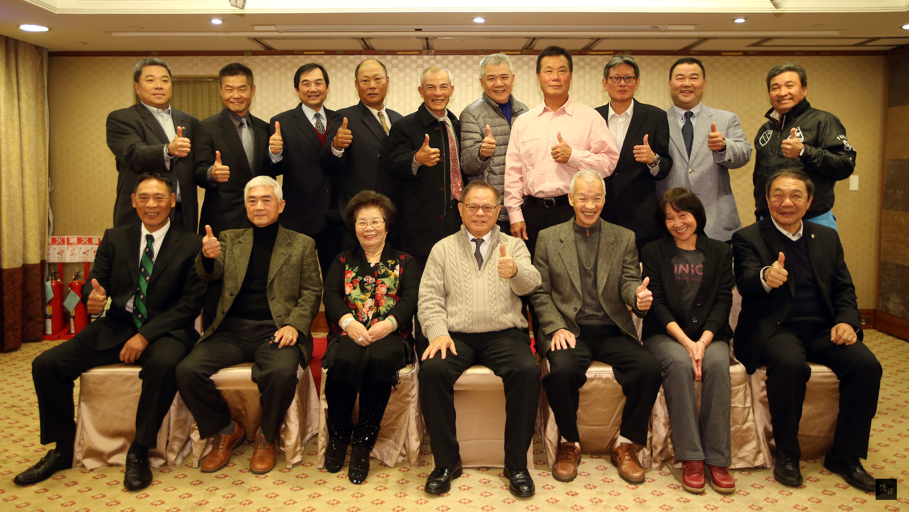 31年前的洛杉磯奧運棒球賽在球迷心中是經典戰役,當年的教練團17日在台北與選手齊聚,亞洲棒總會長彭誠浩(前中)、已故的1984年中華成棒總教練吳祥木遺孀吳蘇淑娥(左三)、當時教練團林敏政(前右三),代表隊員郭泰源(後右三)、趙士強(後右四)等人出席活動,一同回憶當年比賽點滴。(中央社提供)