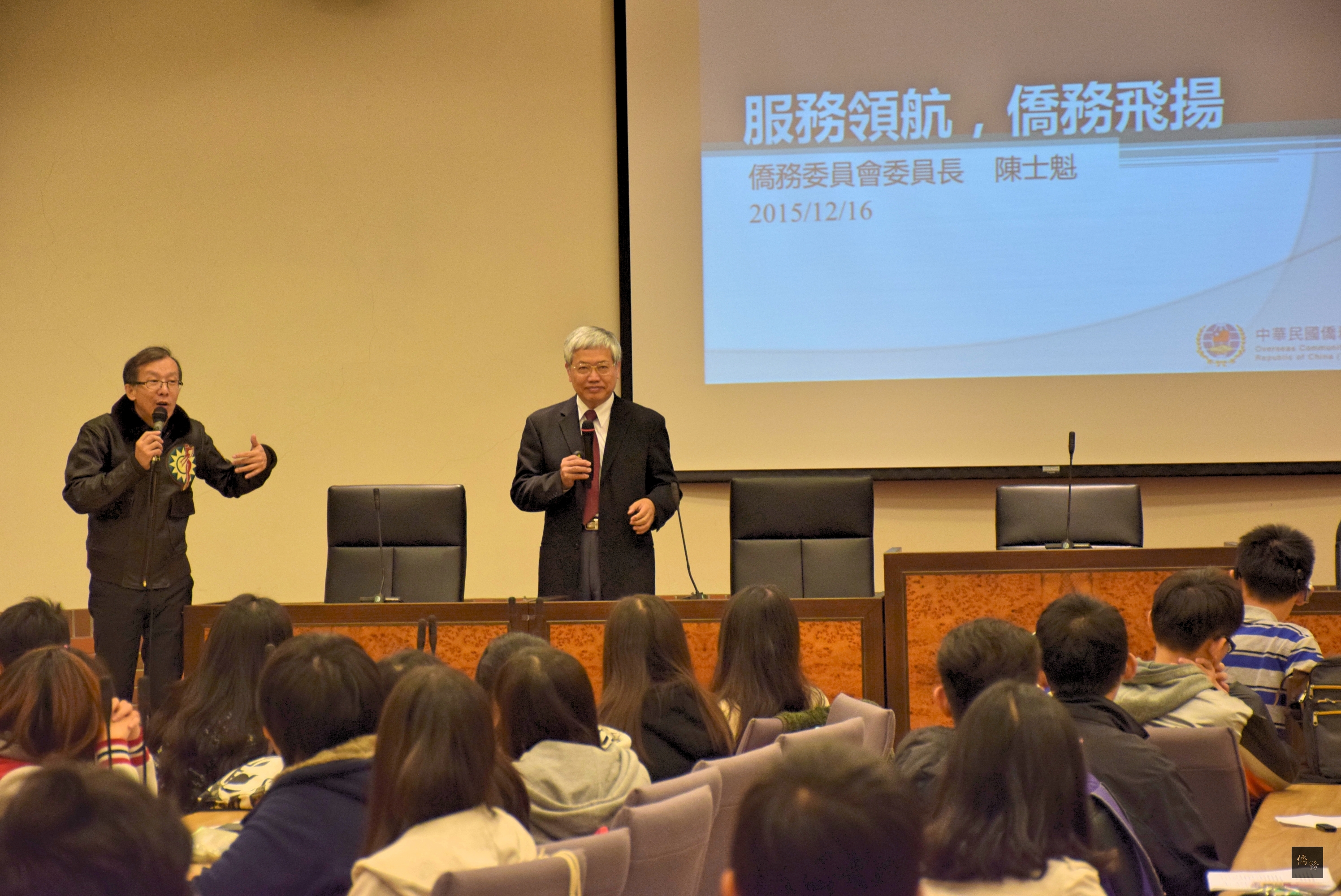 國立暨南國際大學公行系主任吳若予（立者左）在（立者右）專題演講進行介紹。