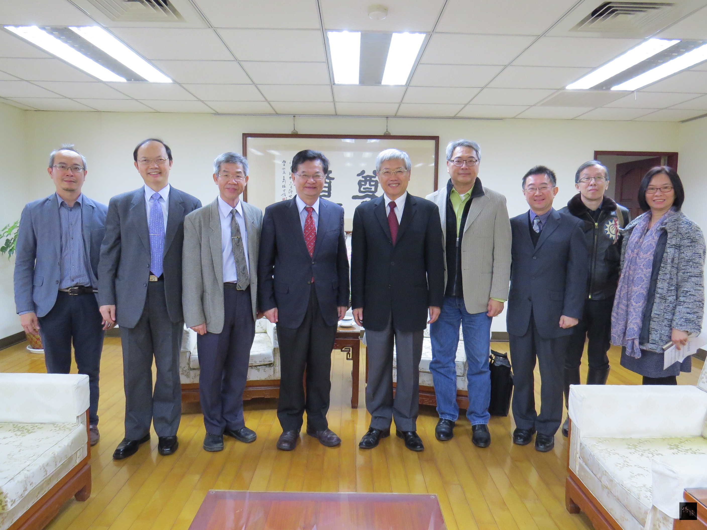 僑務委員會委員長陳士魁（中）與國立暨南國際大學校務主管合影，左起為諮人系主任趙詳和、教育學院院長楊振昇、教務長江大樹、校長蘇玉龍、陳委員長、主秘孫同文、僑委會僑生處簡任視察宋守中、公行系主任吳若予、國際處陸僑組組長李信。