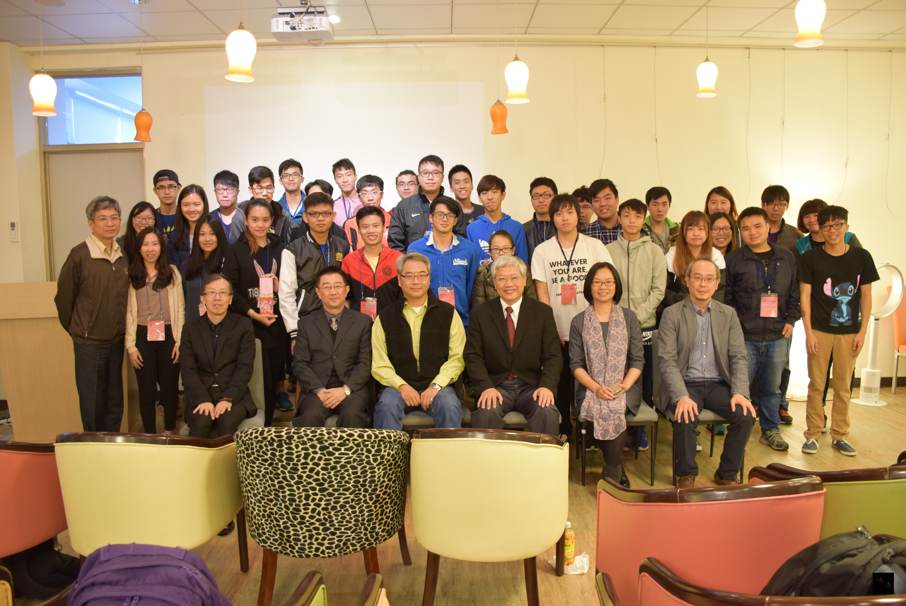 僑務委員會委員長陳士魁（第一排右三）在國立暨南國際大學進行座談及專題演講，並與僑生代表合影。