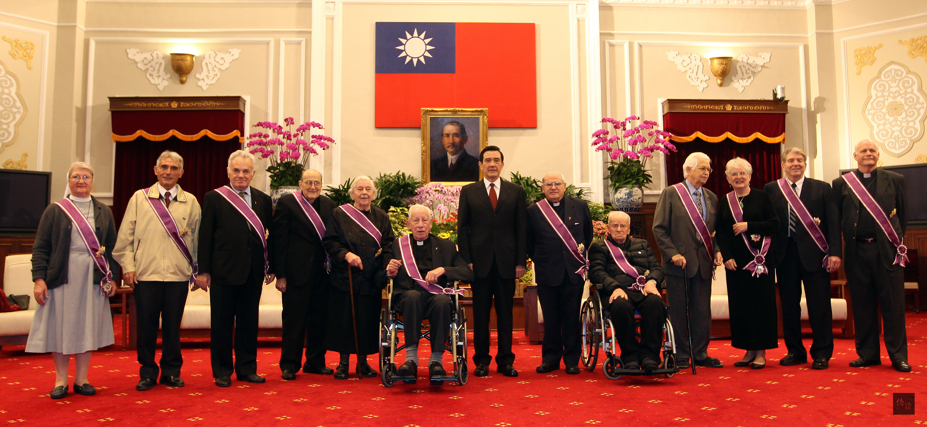 總統馬英九(中)在總統府主持104年外籍宗教人士授勳典禮,與受獎者合影。(中央社提供)