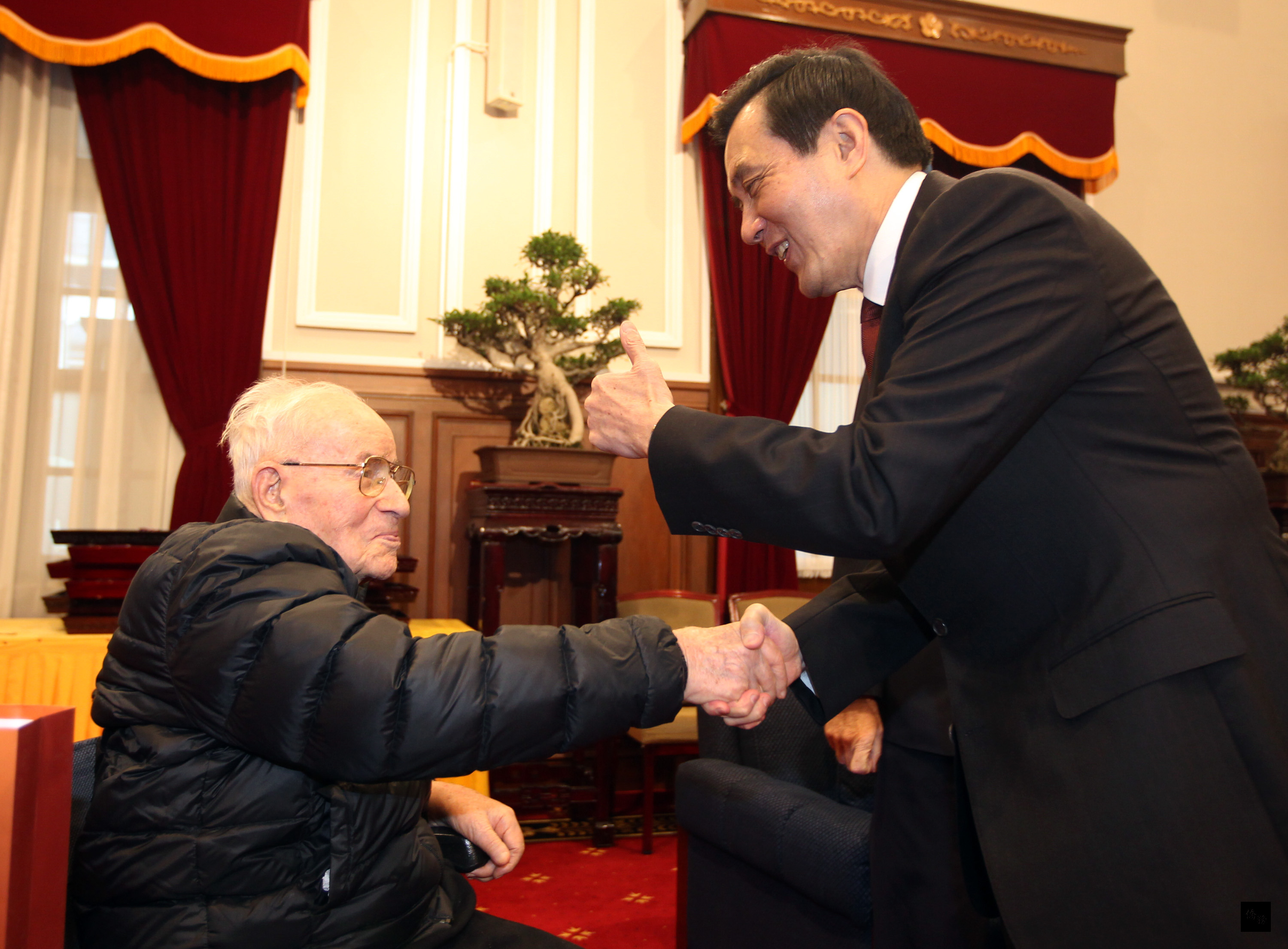 總統馬英九(右)在總統府主持104年外籍宗教人士授勳典禮,與102歲,來台68年的神父華思儉(左)握手致意。(中央社提供)