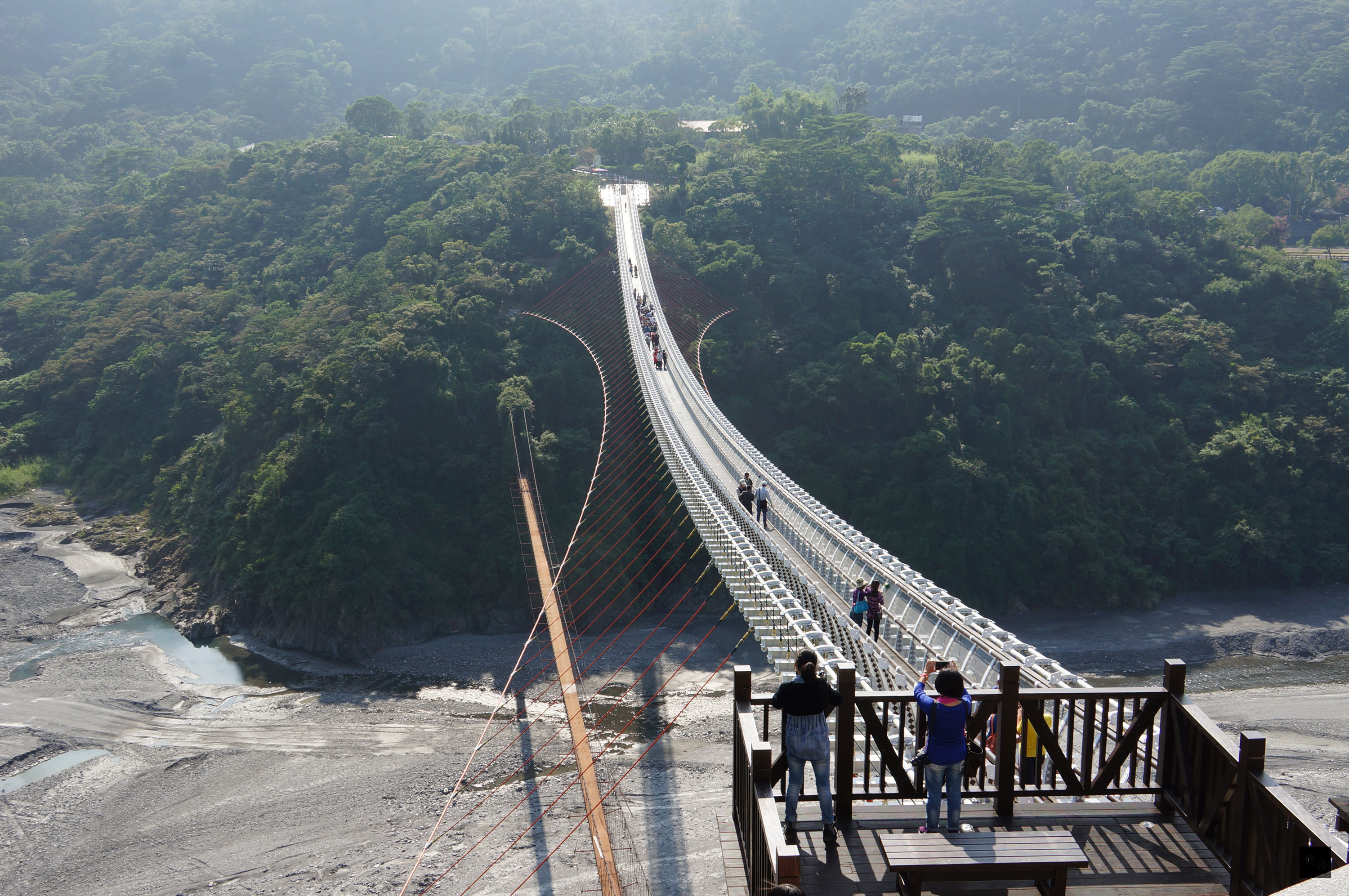 屏東縣山川琉璃吊橋橫跨隘寮溪,連接瑪家鄉和三地門鄉。(中央社提供)