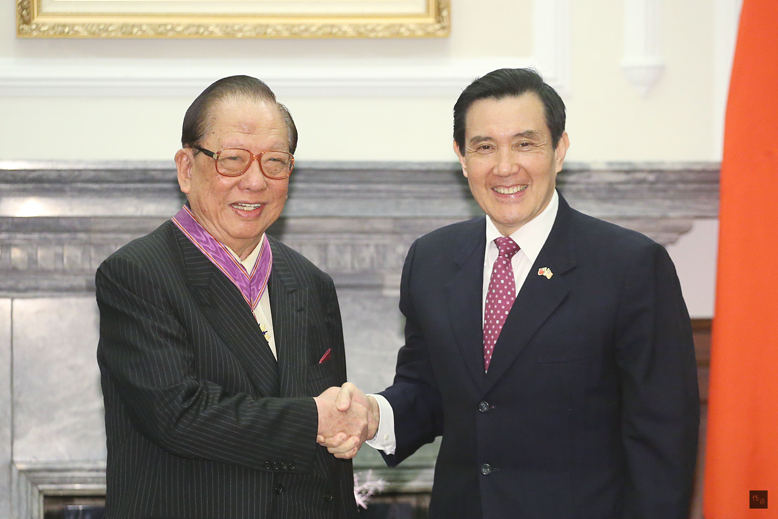 總統馬英九（右）22日在總統府主持贈勳典禮，頒授「四等景星勳章」給馬來西亞丹斯里楊忠禮（左），肯定其促進台馬關係的貢獻。（中央社提供）