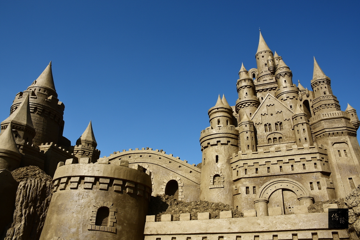 南投國際沙雕藝術節元旦起在南投市貓羅溪畔舉行,這次有五大展區,雕出中方許多傳奇人物故事,還有巨型城堡等造型沙雕。(中央社提供)