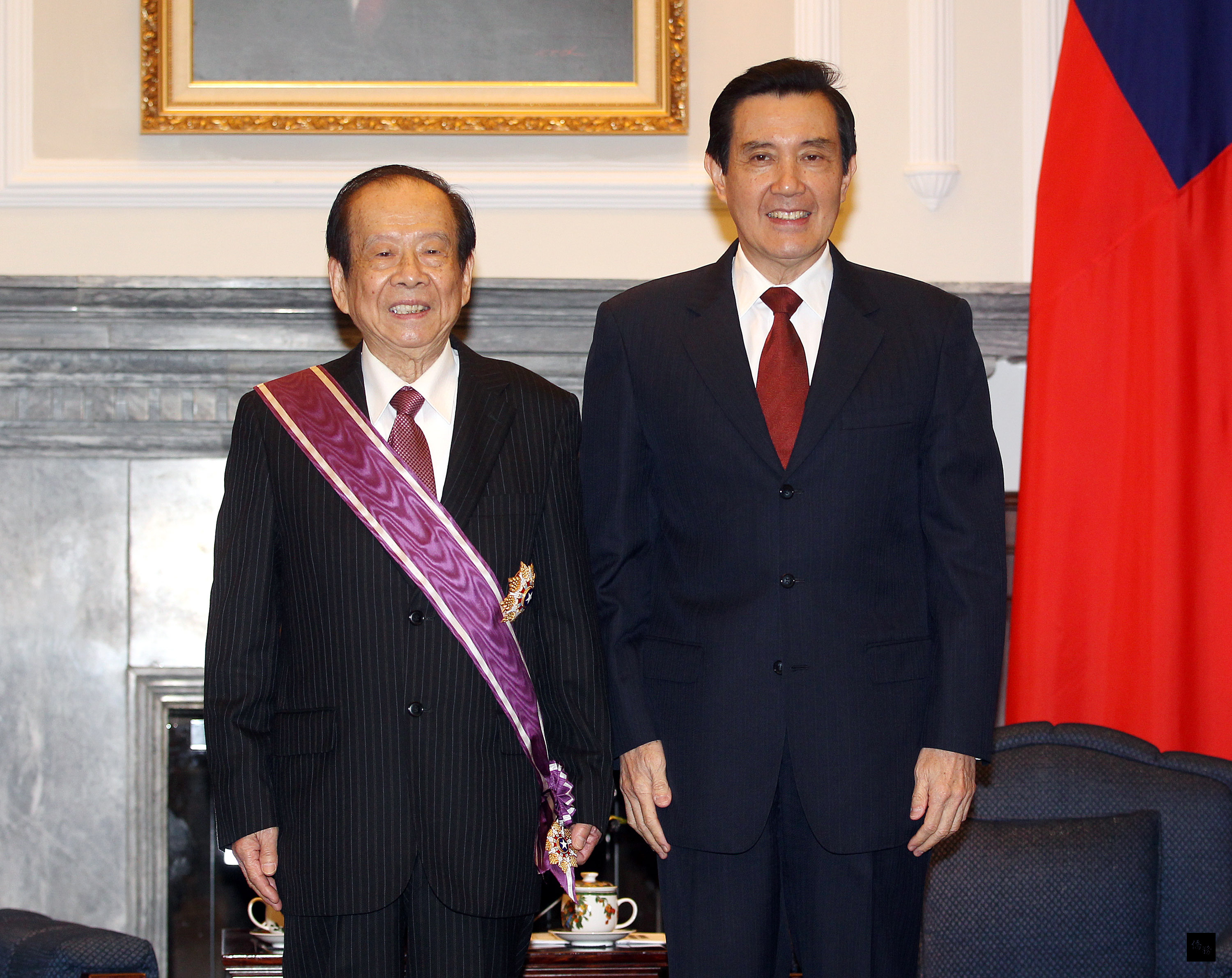 總統馬英九（右）8日在總統府主持贈勳典禮，頒贈「三等景星勳章」給新興閣掌中劇團團長鍾任壁（左）。（中央社提供）