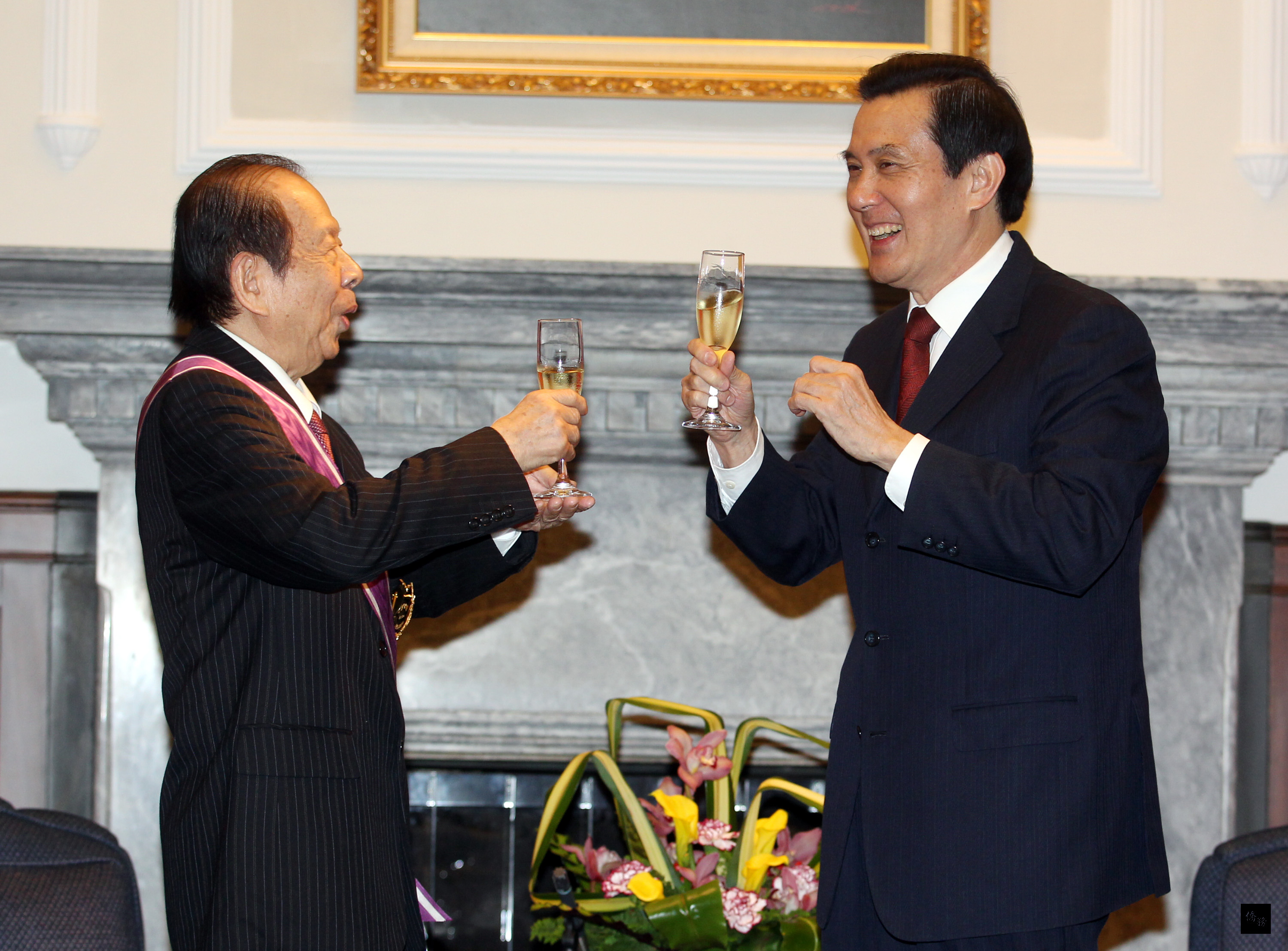 總統馬英九（右）8日在總統府主持贈勳典禮，頒贈「三等景星勳章」給新興閣掌中劇團團長鍾任壁（左）。（中央社提供）