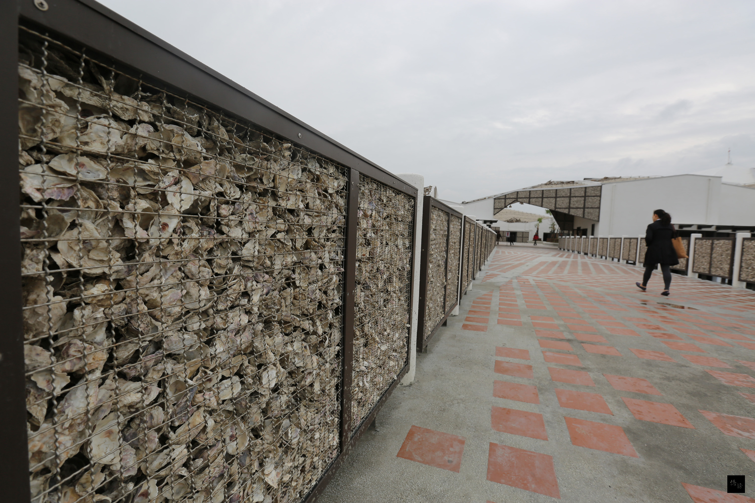 座落於台南河海交界、以高腳屋為主體的台江國家公園管理處行政中心,13日落成啟用,這座建築隨處可見蚵殼作為裝飾,非常吸睛,又很環保。(中央社提供)