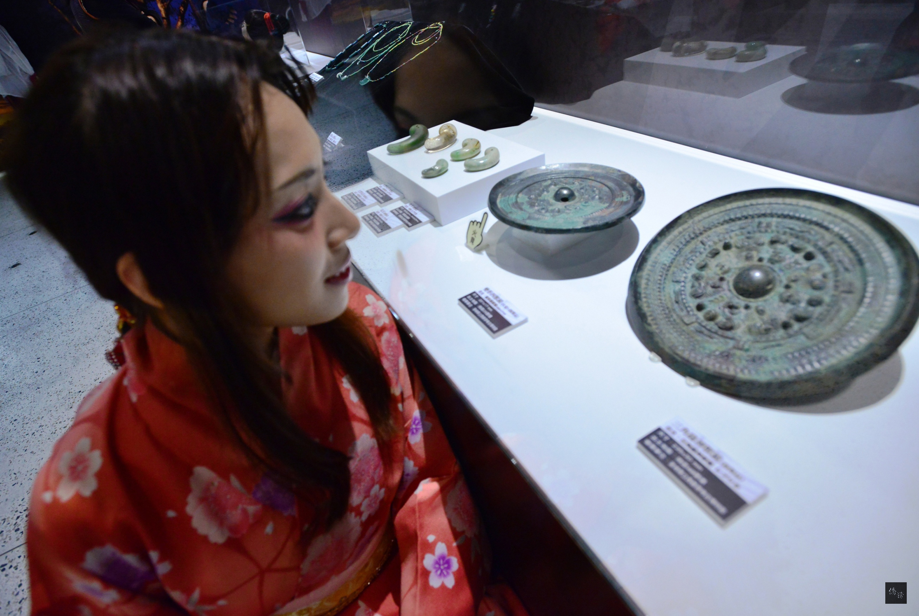 十三行博物館與姊妹館日本西都原考古博物館,合作展出「晴天之國神話之鄉:日本宮崎縣立西都原考古博物館收藏文物特展」,吸引民眾到館欣賞。(中央社提供)