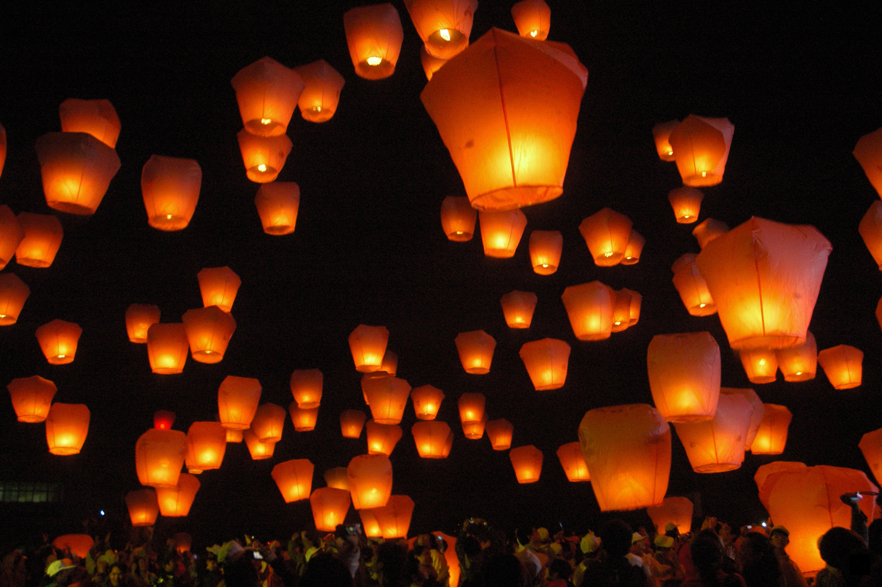 「國家地理雜誌」編輯最近報導，推薦「2016全球十大冬季旅遊首選」，新北市平溪天燈節獲殊榮。今年將以純手繪插畫風格，搭配指印畫，創造出天燈溫暖、幸福的意象。（中央社提供）