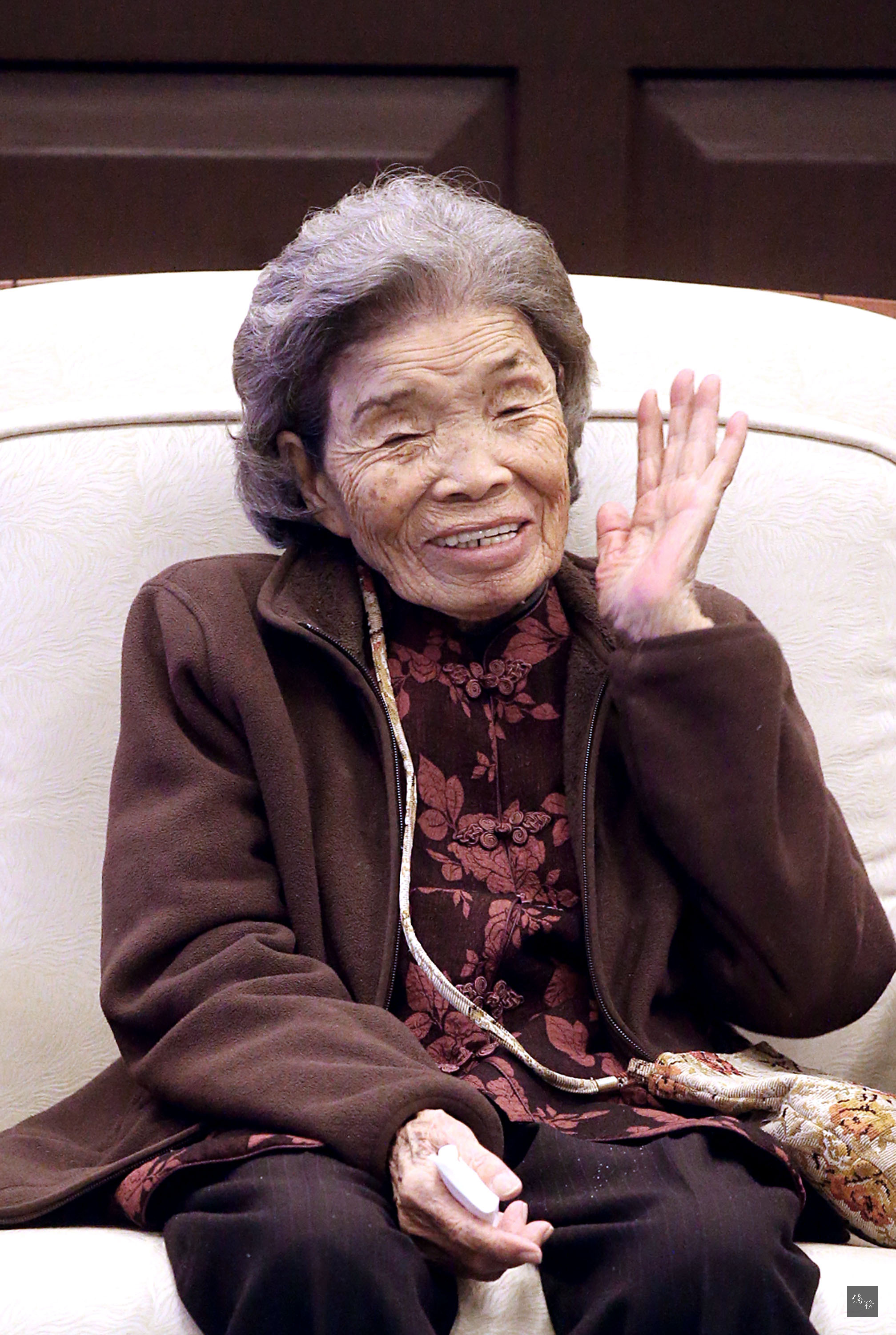 總統馬英九多次探訪的慰安婦「小桃阿嬤」鄭陳桃（圖），11日晚間因肺炎病逝屏東醫院，享壽94歲，「小桃阿嬤」曾到日本打慰安婦官司，生前的願望就是希望官司能打贏。圖為小桃阿嬤2014年受邀到總統府作客。（中央社提供）