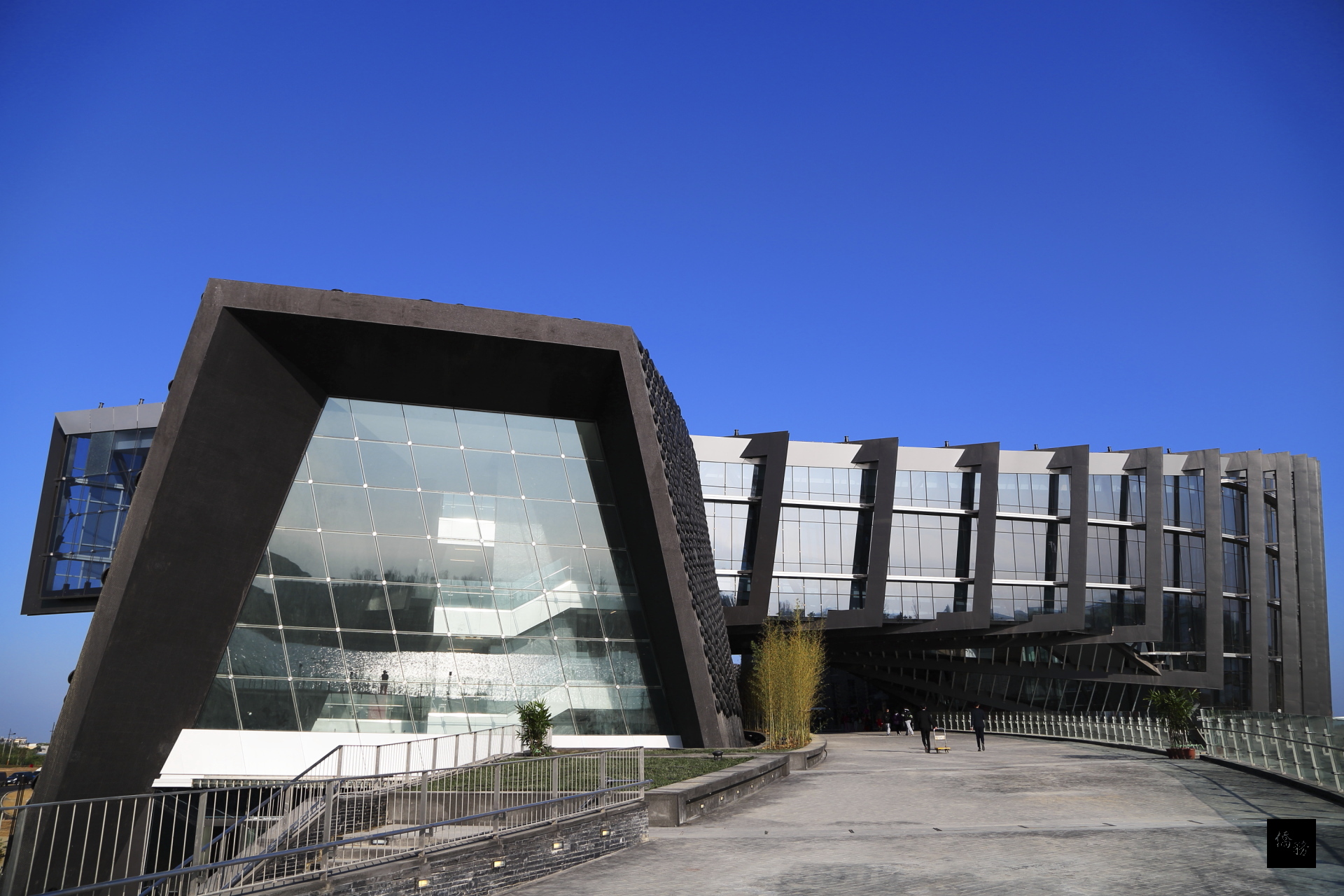 國立故宮博物院南部院區榮獲台灣網站「Daily View網路溫度計」選為「城市裡的十大超療癒建築」第一名。(國立故宮博物院提供)