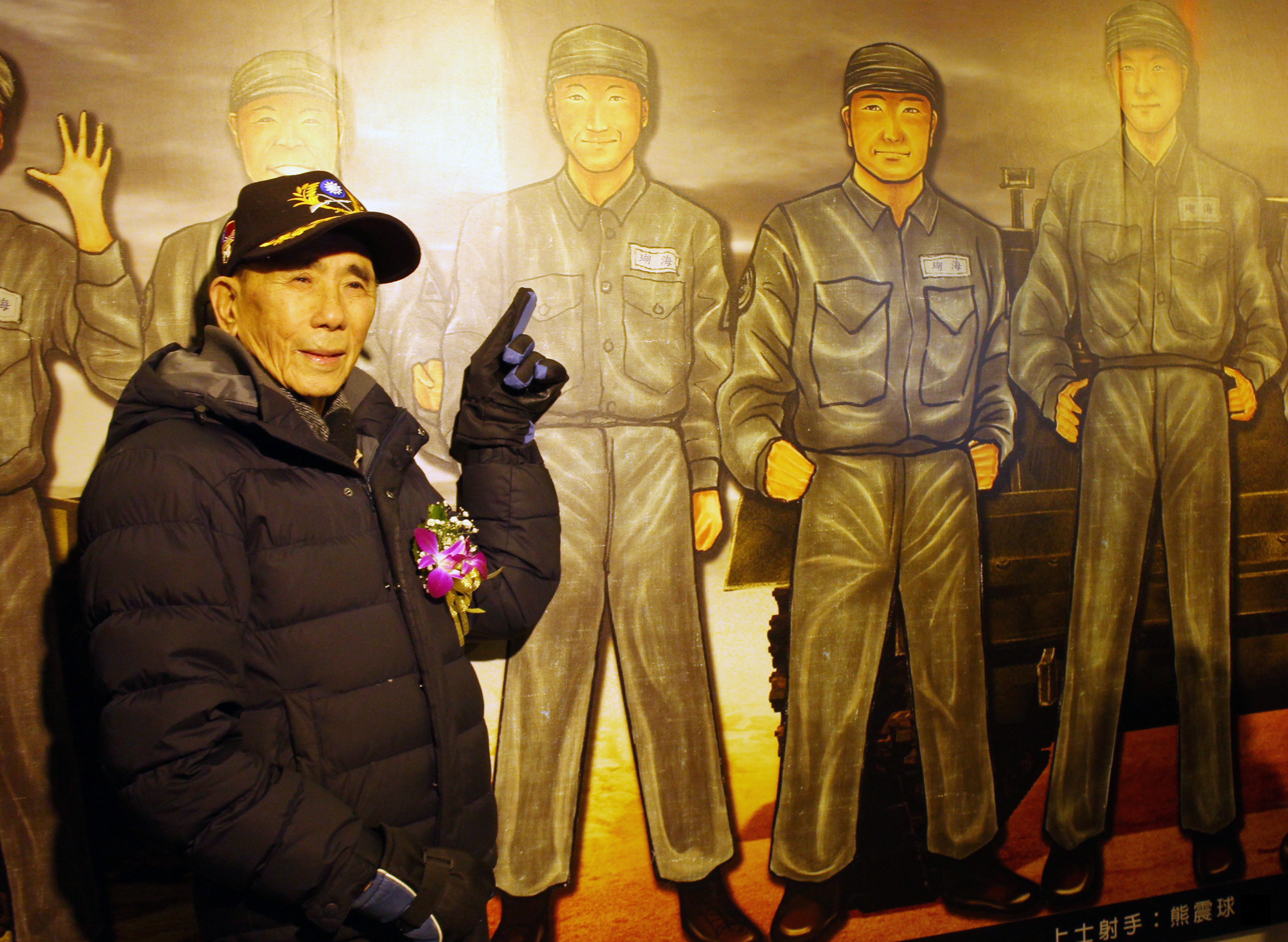 金門國家公園管理處活化「安東一營區」，以古寧頭戰役射手熊震球為主角，圖文並茂描繪這場戰役。當年戰友歐曉雲（圖）指著畫像中的自己。（中央社提供）