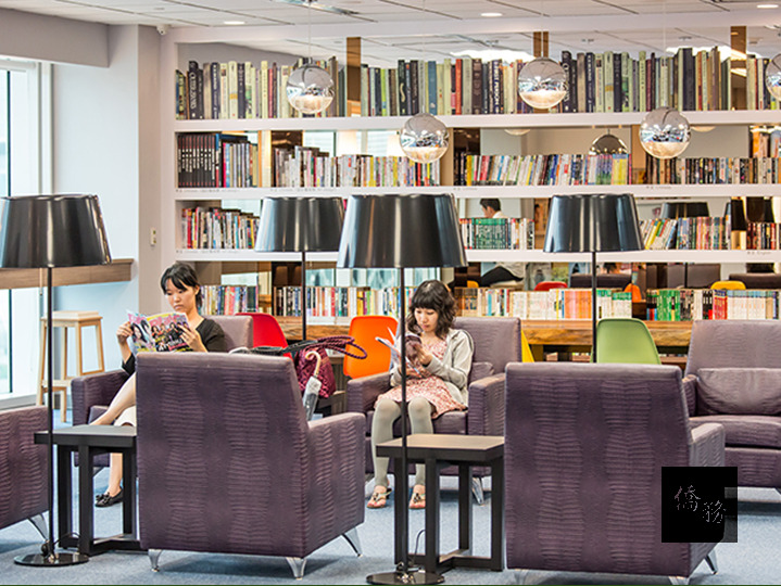 桃園國際機場D2桃花源圖書館裡有上千本各國書籍,並提供舒適的沙發椅。(行政院提供)