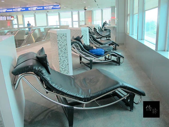 桃園國際機場候機室裡配置3至4張躺椅,讓旅客可放鬆地享受登機前的悠閒時光。(行政院提供)