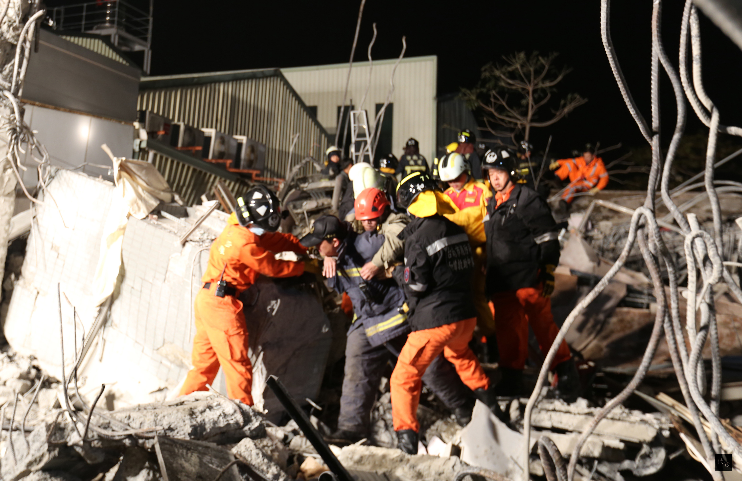 台南今天凌晨強震過後,台南永康區維冠金龍大樓倒塌,1名受困居民在斷垣殘壁中被救出。(中央社提供)