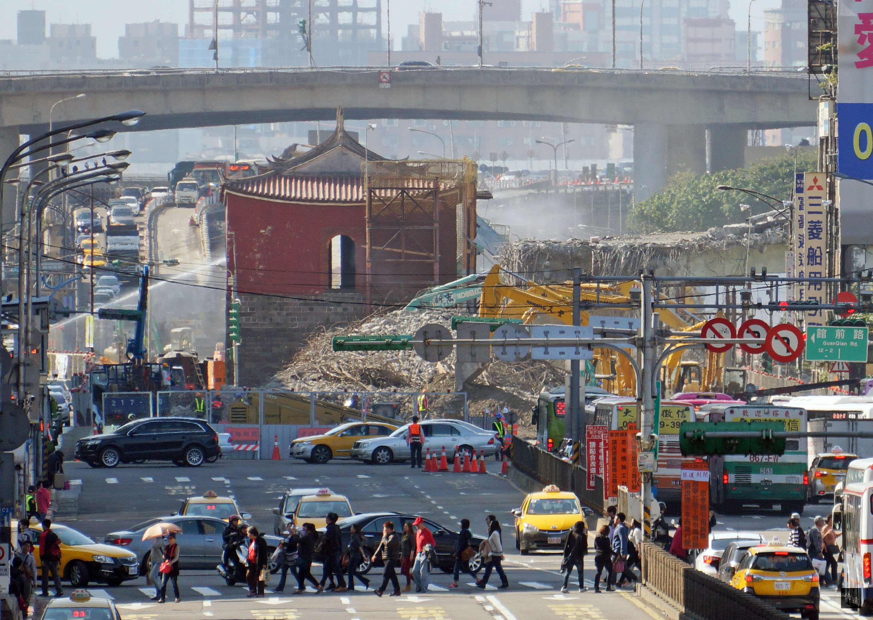台北市忠孝橋引道拆除工程進度超前，台北市政府預計11日把北門的保護隔屏卸除，讓古蹟重現在台北市的天際線中。（中央社提供）