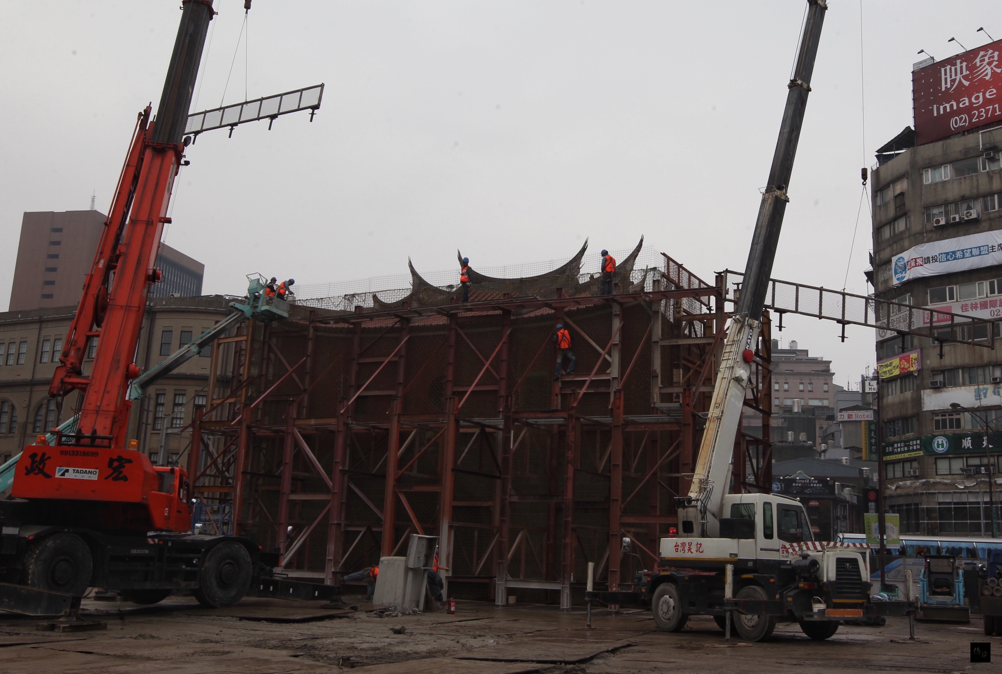 台北市忠孝橋引道拆除工程進度超前，台北市政府 11日開始把北門的保護隔屏卸除，讓古蹟重現在台北市。（中央社提供）