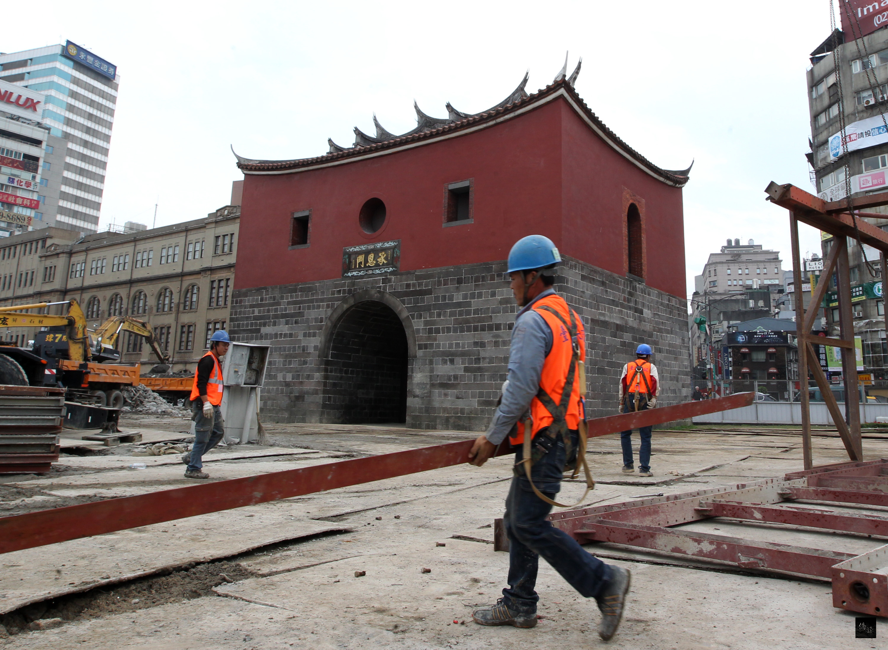 台北市政府 11日卸除北門的保護隔屏，讓古蹟重現在台北市。（中央社提供）
