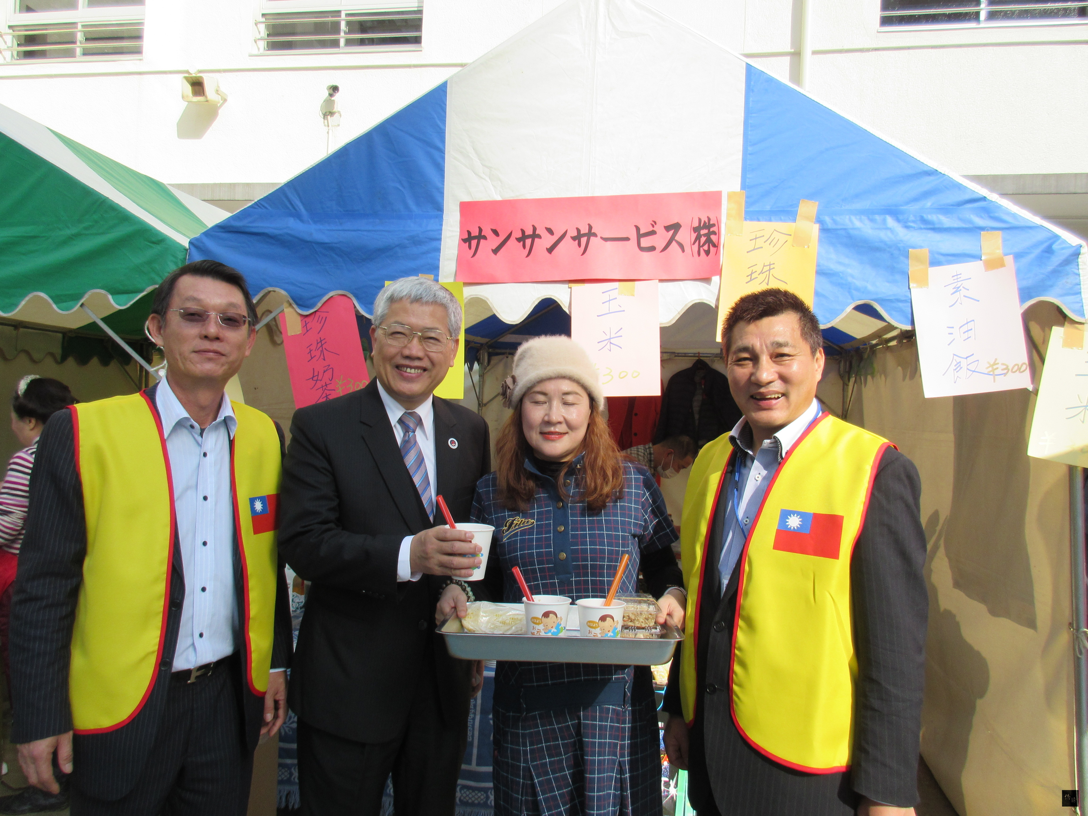 陳委員長(左二)與現場擺設攤位的僑胞及日本台灣商會聯合總會總會長王明裕(左一)、大阪中華總會理事盧坤騰(右一)寒暄。