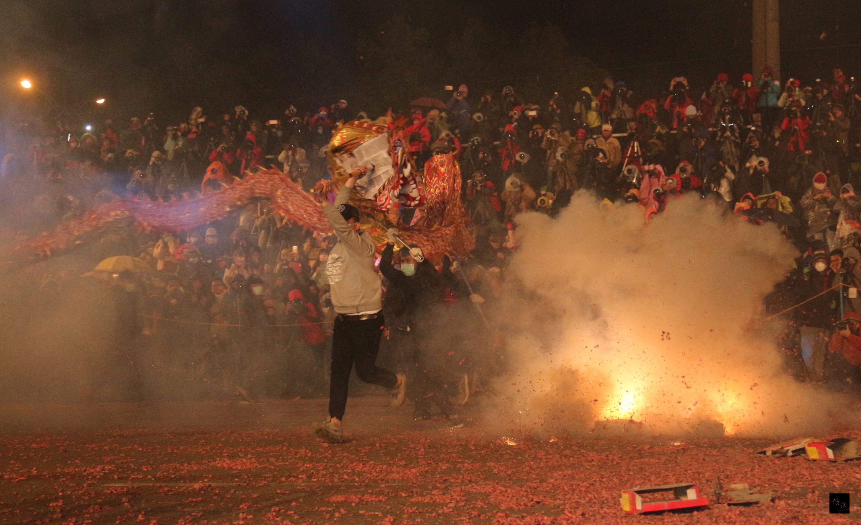 2016苗栗火旁龍系列活動「火旁龍之夜」20日晚間在苗栗市河濱公園登場，舞龍表演及萬串鞭炮輪番轟炸6條祥龍精彩刺激，吸引近萬名國內外遊客到場體驗，掀陣陣高潮。（中央社提供）