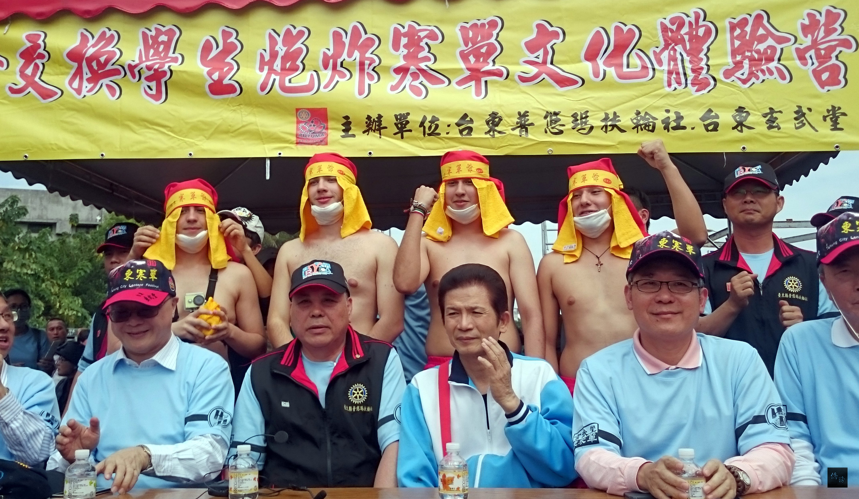 元宵重頭戲「炮炸寒單爺」22日連番出擊，19個國家交換學生體驗炸寒單，「被炸的」和「炸人的」都喊過癮。（中央社提供）