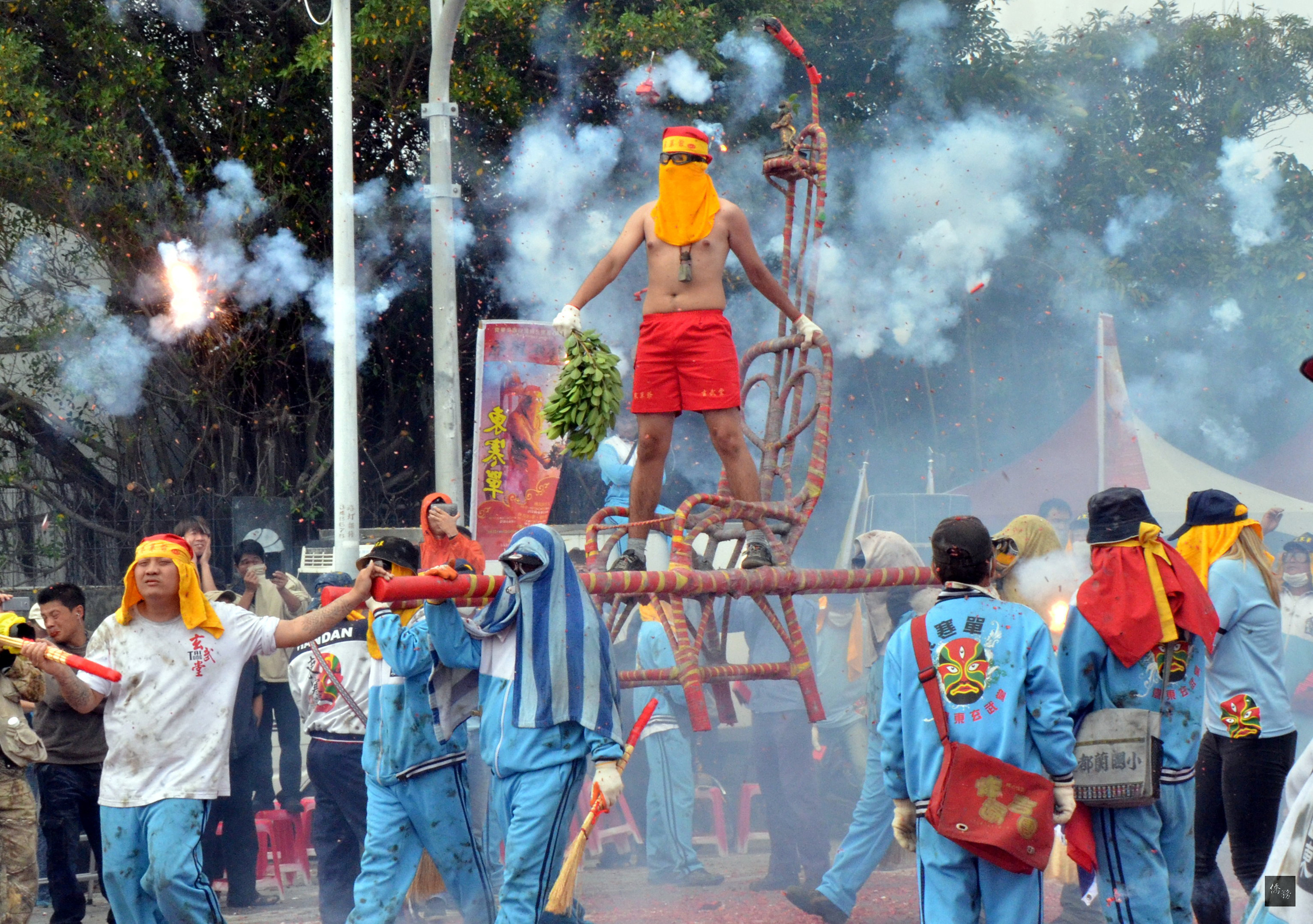 元宵重頭戲「炮炸寒單爺」22日連番出擊，19個國家交換學生體驗炸寒單，「被炸的」和「炸人的」都喊過癮。（中央社提供）