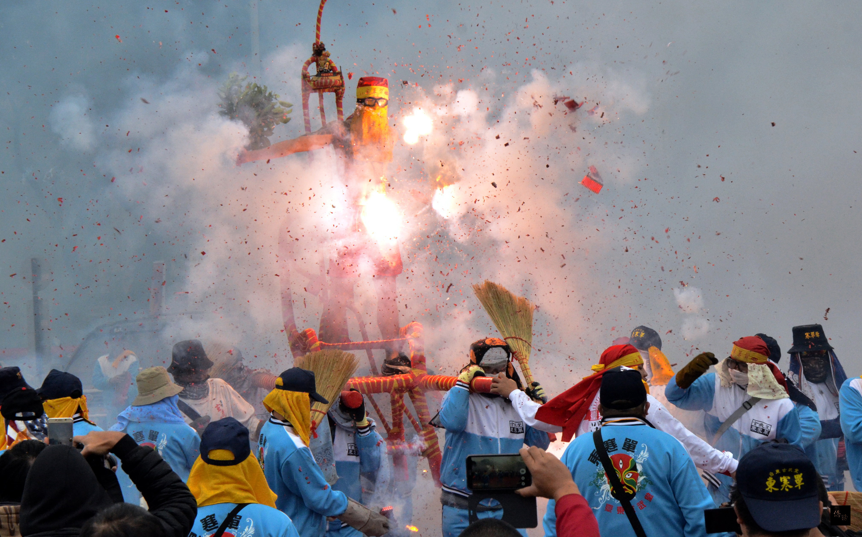 台東元宵節炮炸寒單爺，22日進入高潮，10幾場連番炸，台東市區炮炸聲不絕於耳。（中央社提供）
