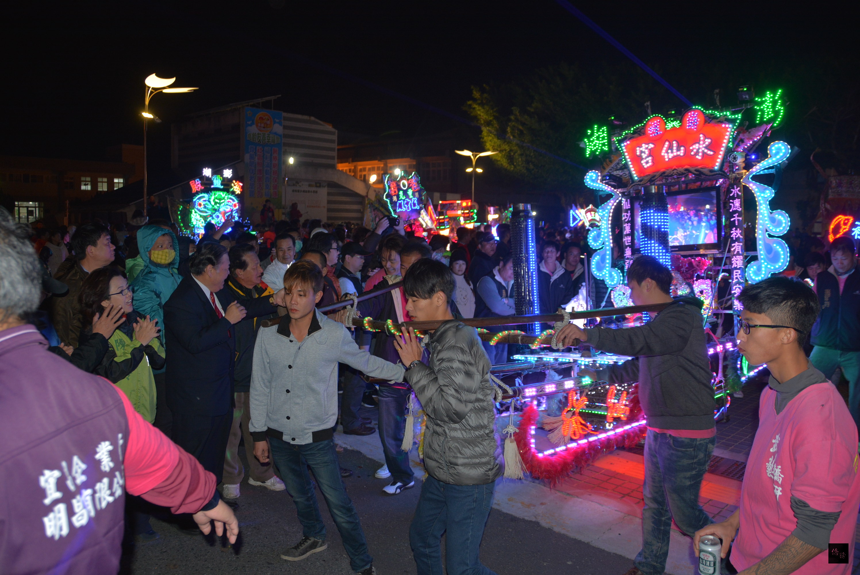 澎湖縣政府舉辦武轎踩街慶元宵活動，20頂武轎一同參與踩街。（澎湖縣政府提供）