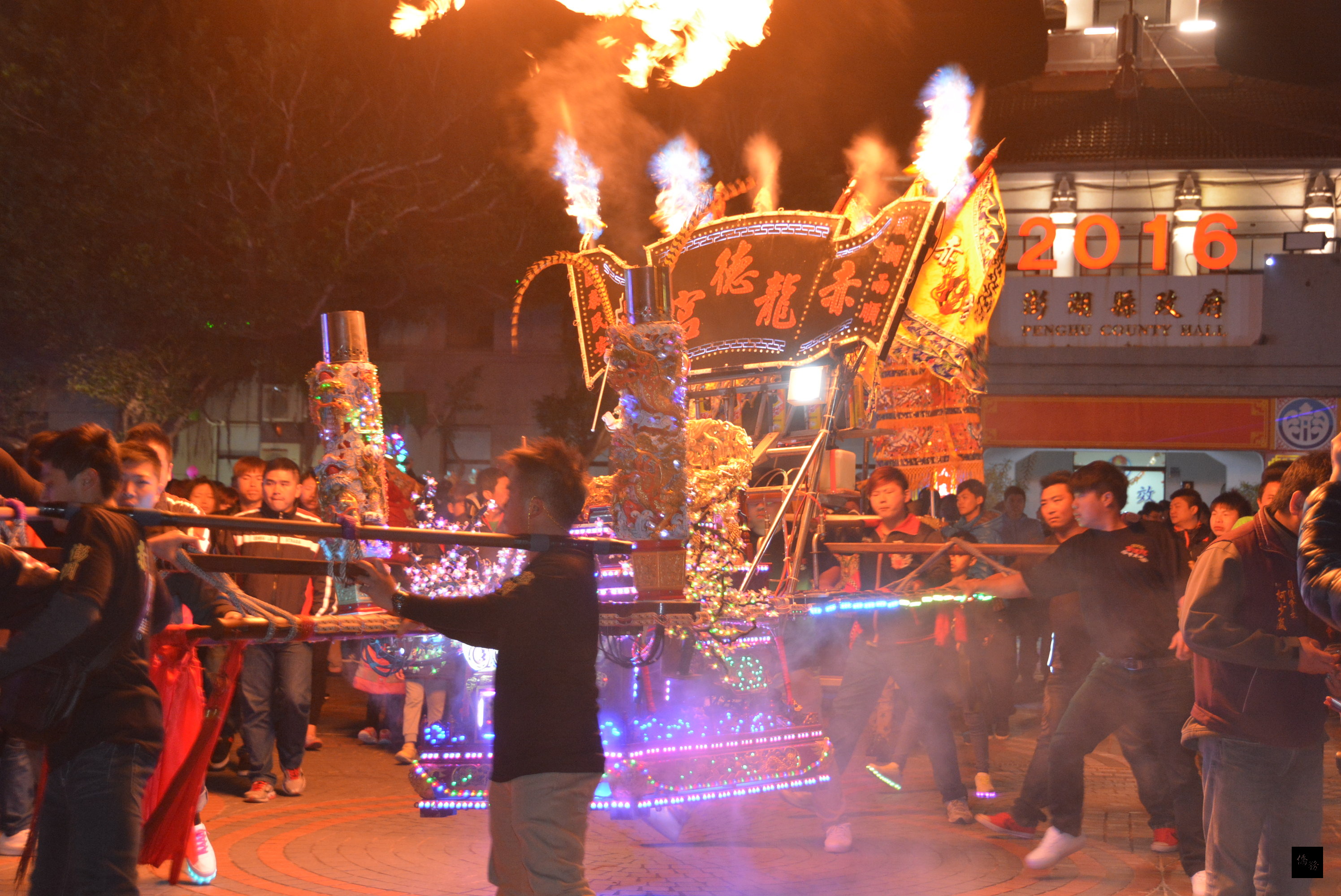 澎湖縣政府舉辦武轎踩街慶元宵活動，20頂武轎一同參與踩街。（澎湖縣政府提供）