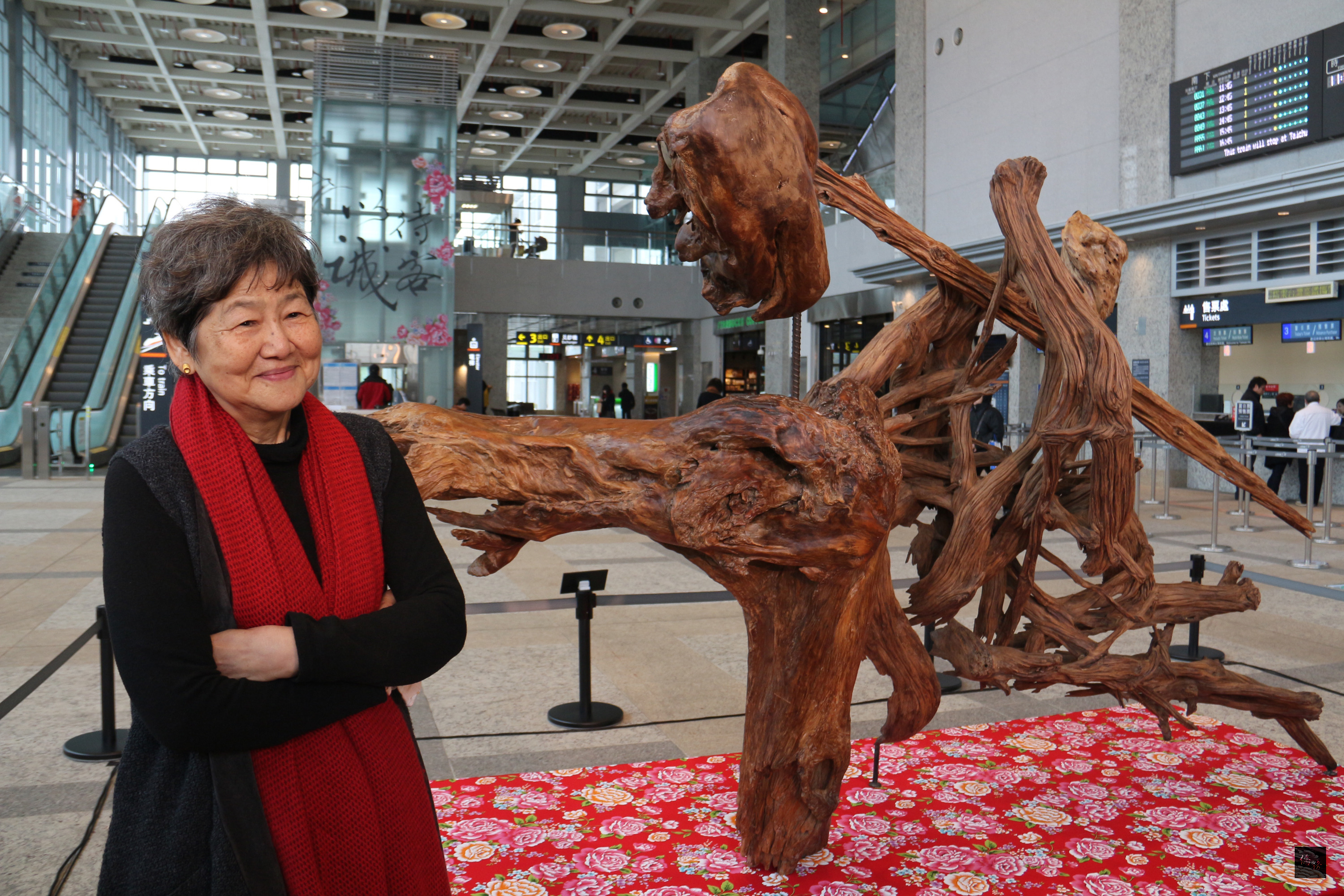 書法名家董陽孜(圖)的書法雕塑作品「誠」,24日起在高鐵苗栗站展出。她說,過去常見「LOVE」裝置藝術,但「『誠』比愛更為重要」。(中央社提供)