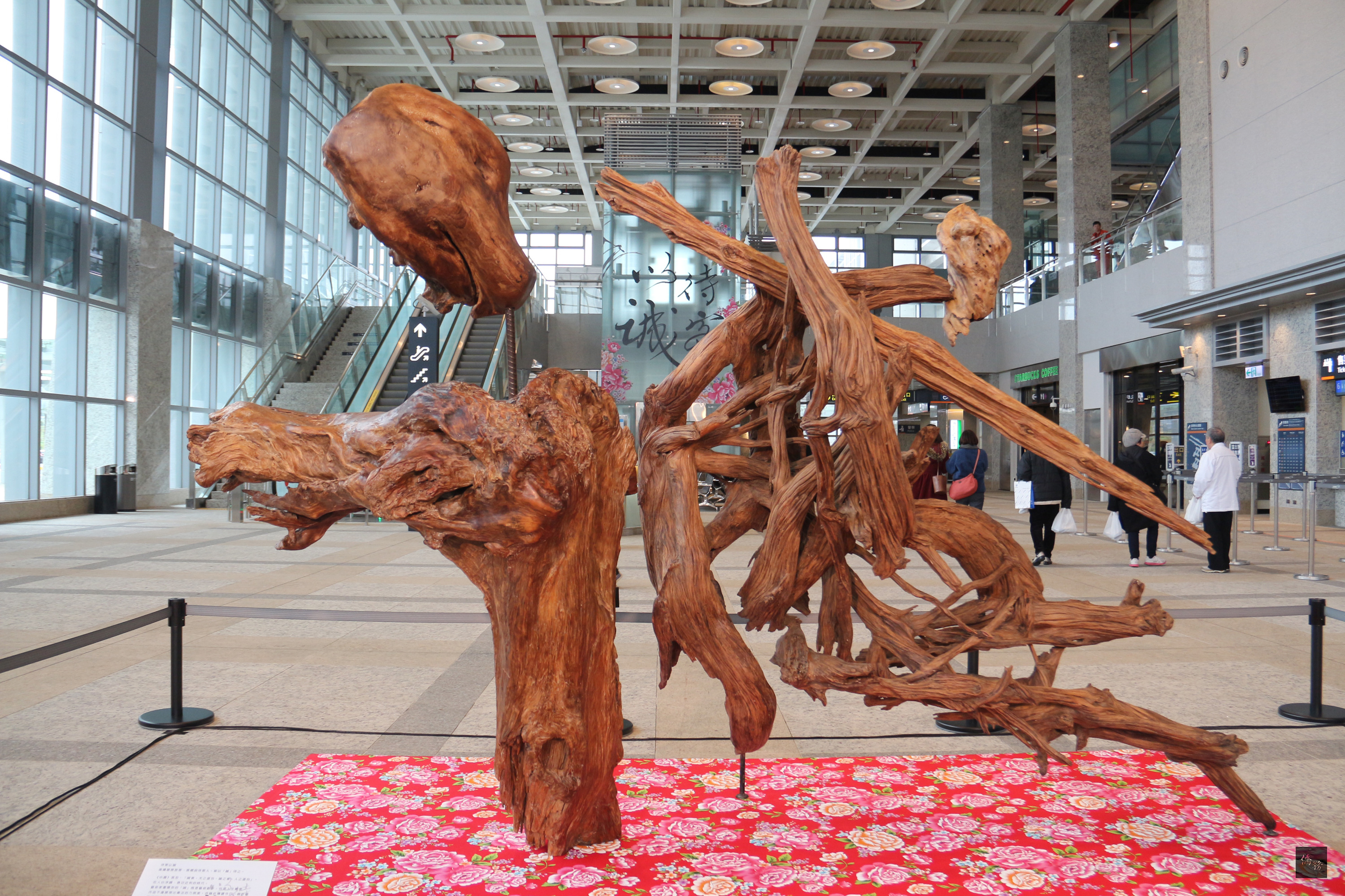 書法名家董陽孜以漂流木組合雕塑作品「誠」,24日起在高鐵苗栗站大廳展出,高鐵公司指出,期盼透過立體書法藝術,結合苗栗客庄精神,展現高鐵「待客以『誠』」。(中央社提供)