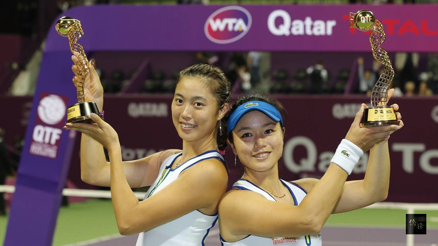 總獎金281萬8000美元的WTA杜哈女網賽,台灣詹詠然(右)和詹皓晴(左)姐妹2月28日在雙打決賽以兩個6比3,擊敗西班牙的斯瓦瑞茲(Carla Suarez Navarro)和義大利的艾拉妮(Sara Errani),榮獲冠軍。(中央社提供)