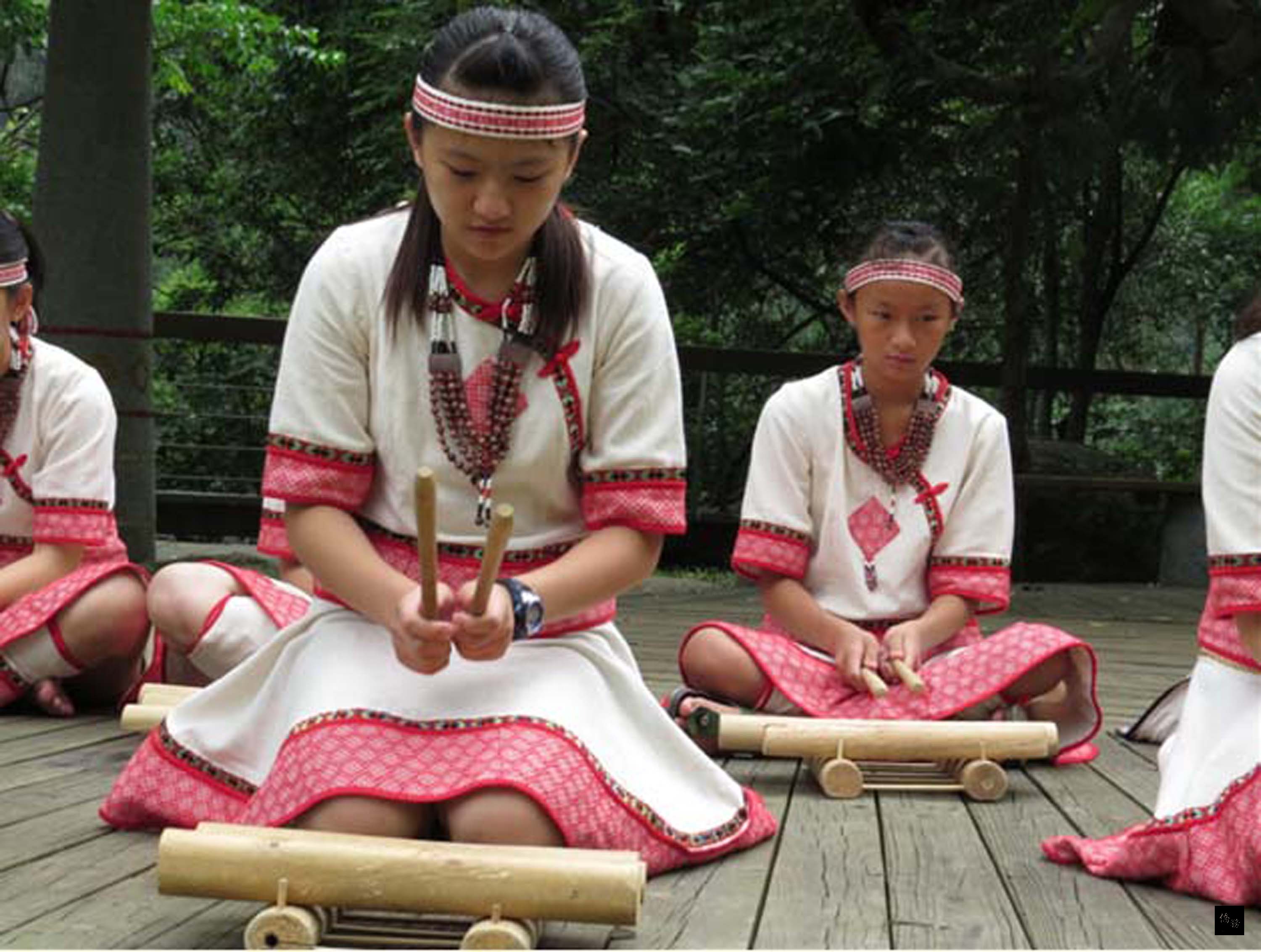 太魯閣國家公園管理處表示,太魯閣族樂器多取自於大自然的植物,透過自製的樂器即興吟唱搭配單純舞蹈,在慶典及祭儀中抒發情感,表達對大自然的敬畏之心。為讓民眾領略太魯閣族的文化之美,4月起將續辦「部落音樂會」。(中央社提供)