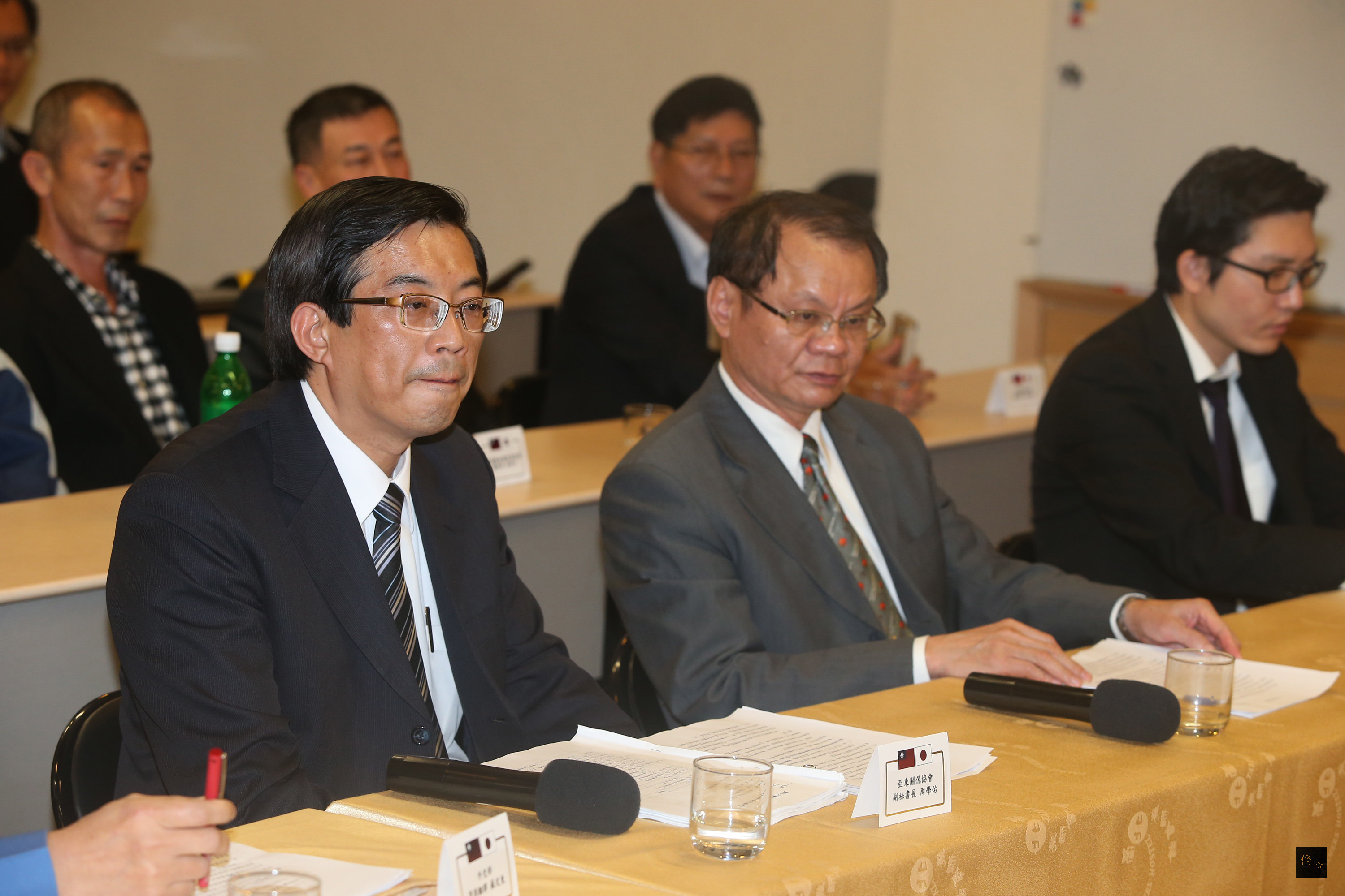 「第5次台日漁業委員會」4日舉行會後記者會,外交部亞東關係協會副秘書長周學佑(前左)與漁業署署長蔡日耀(前左二),說明台日雙方漁船在爭議海域作業的協調結果。(中央社提供)