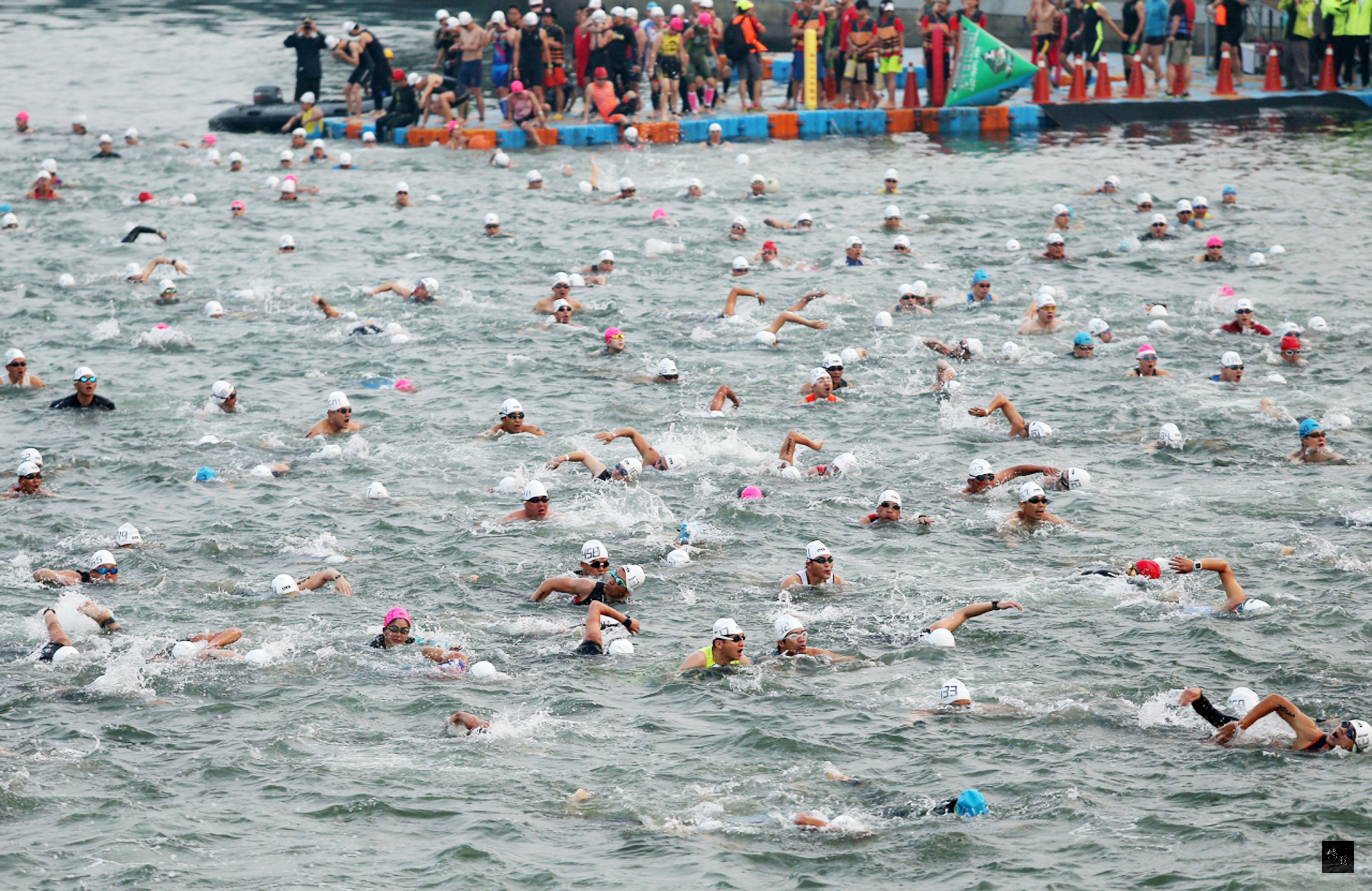 2016高雄愛河國際鐵人三項競賽6日在愛河畔登場,結合游泳、自由車與路跑,全程依亞奧運標準賽程51.5公里進行,有1000多人參加。圖為千人泳渡愛河。(中央社提供)
