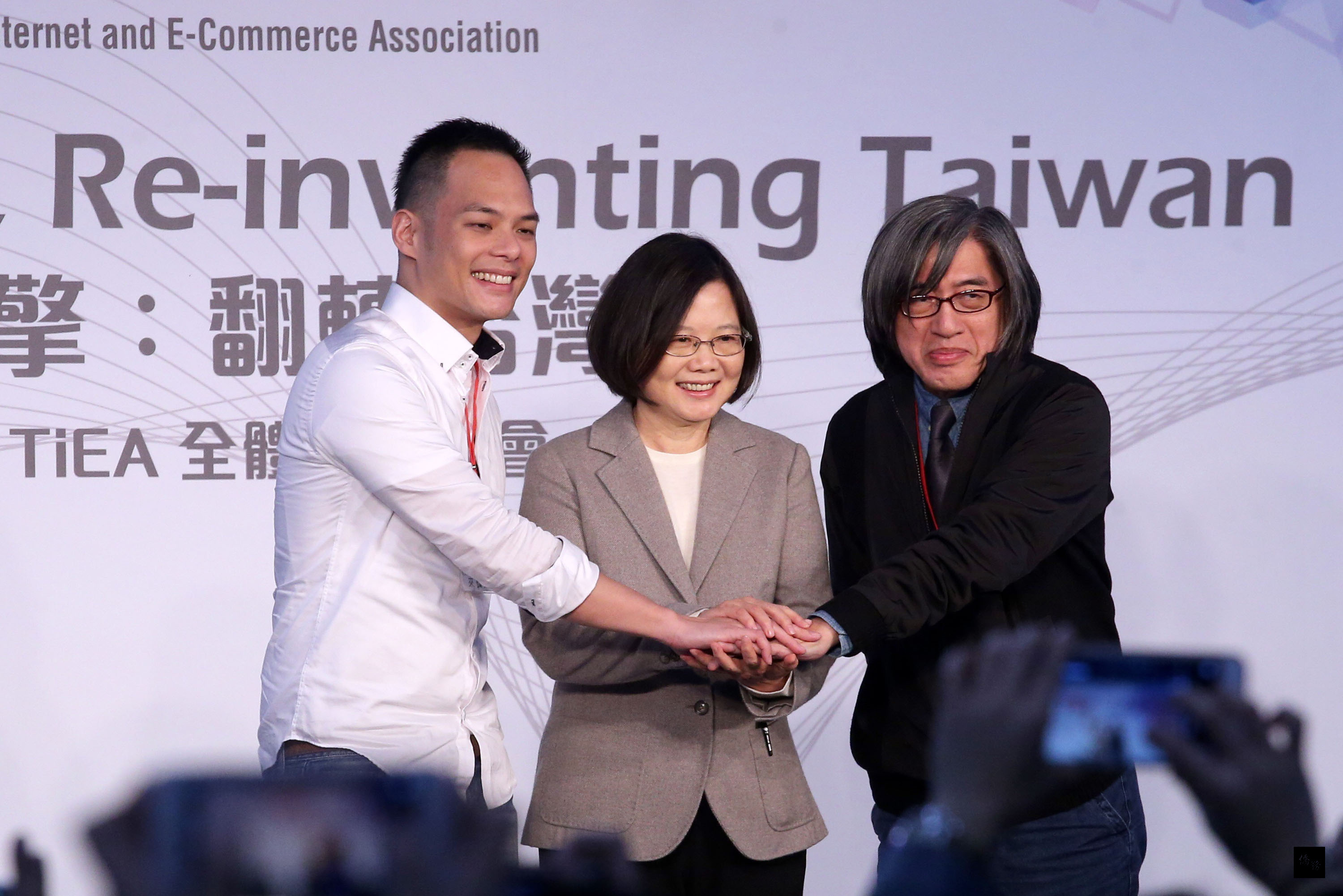 總統當選人蔡英文(中)9日在台北出席「2016台灣網路暨電子商務產業發展協會(TiEA)會員大會暨產業論壇」,與新任理事長、之初創投創辦人林之晨(左)及榮譽理事長詹宏志(右)合影。(中央社提供)
