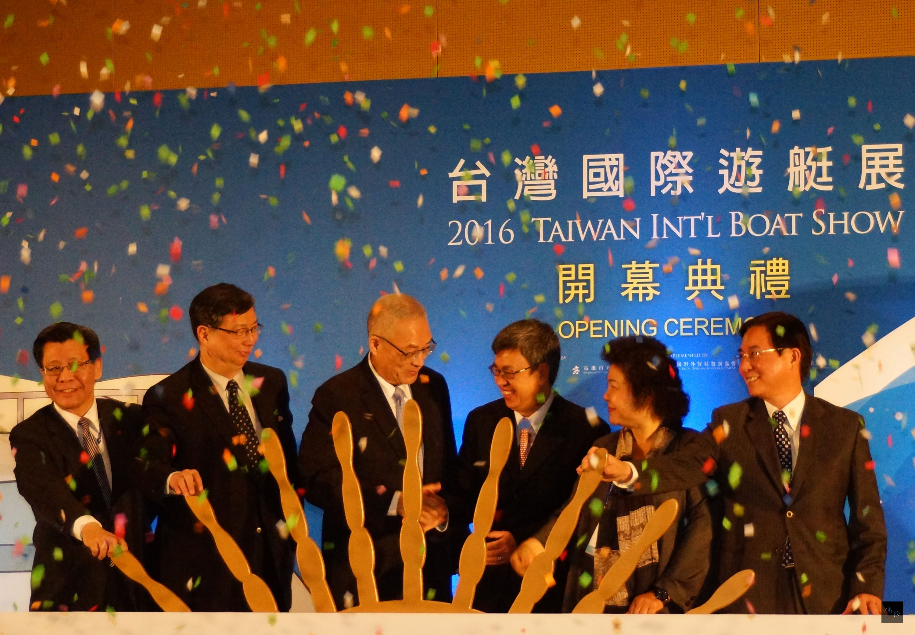 副總統吳敦義(左三)、副總統當選人陳建仁(右三)等人10日同台為「2016年台灣國際遊艇展」揭幕,吳副總統恭喜陳建仁即將接任副總統,雙方互動良好。(中央社提供)