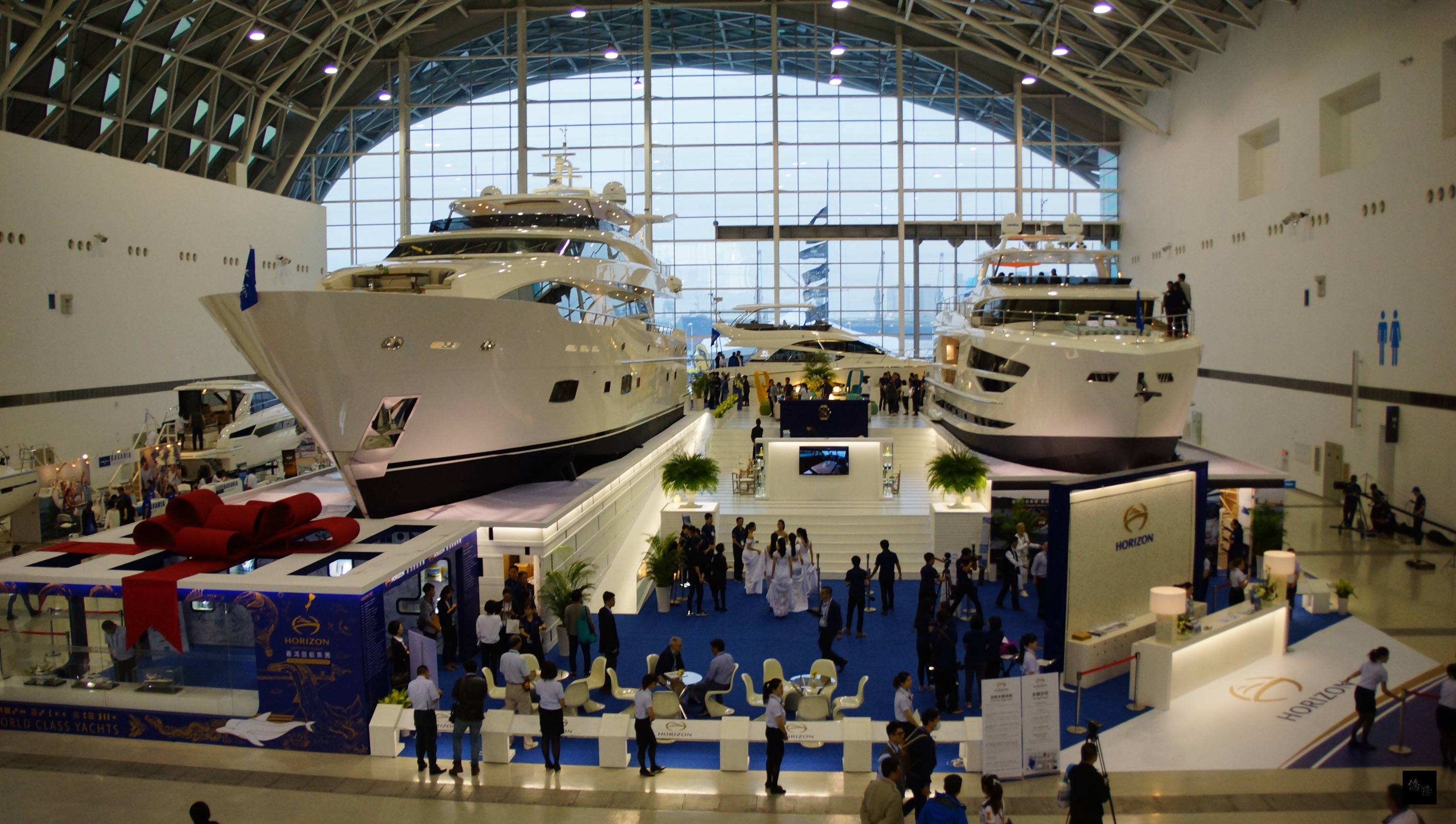 「2016年台灣國際遊艇展」10日揭幕,分別在高雄展覽館及亞灣遊艇碼頭展出63艘船舶,總值逾新台幣30億元,有國內外166家業者參展,左為展場最大噸位遊艇。(中央社提供)