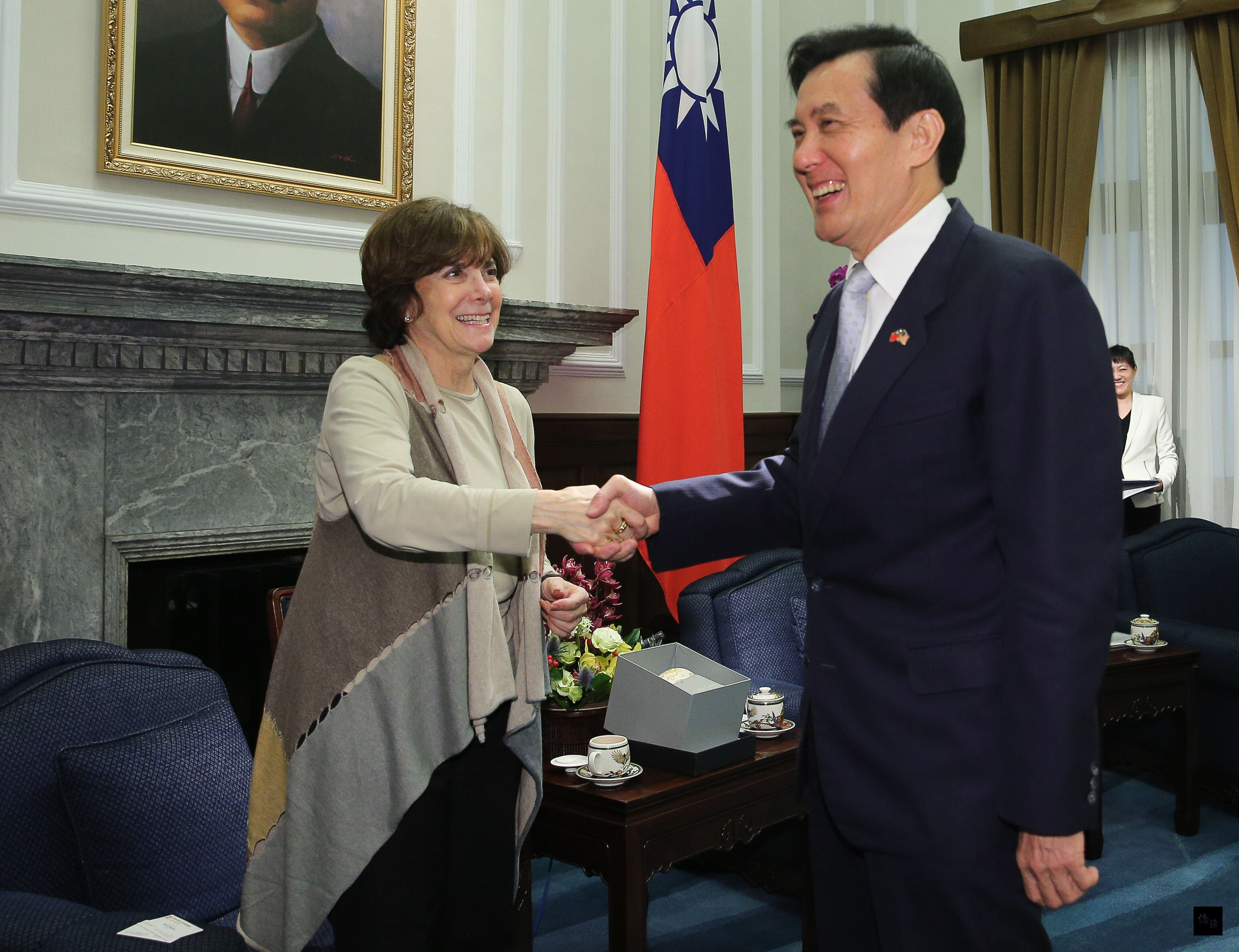 總統馬英九（右）11日在總統府接見「國際婦女運動基金會」（WCI）會長麥高莉（Marjorie Margolies）（左）等人，感謝美國政府在推動台美婦權議題上的支持。（中央社提供）