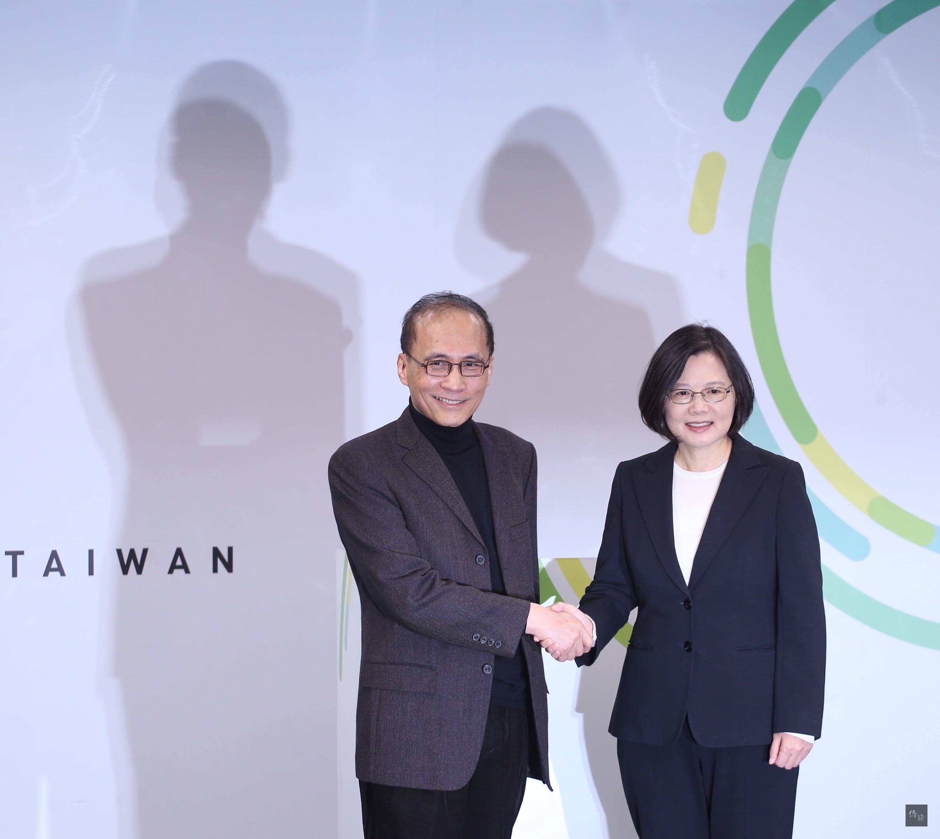 總統當選人蔡英文（右）15日在民進黨中央黨部表示，以總統當選人身分宣布，邀新境界智庫執行長林全（左）出任新政府行政院長，現在開始徵詢閣員工作，讓團隊盡快到位。（中央社提供）