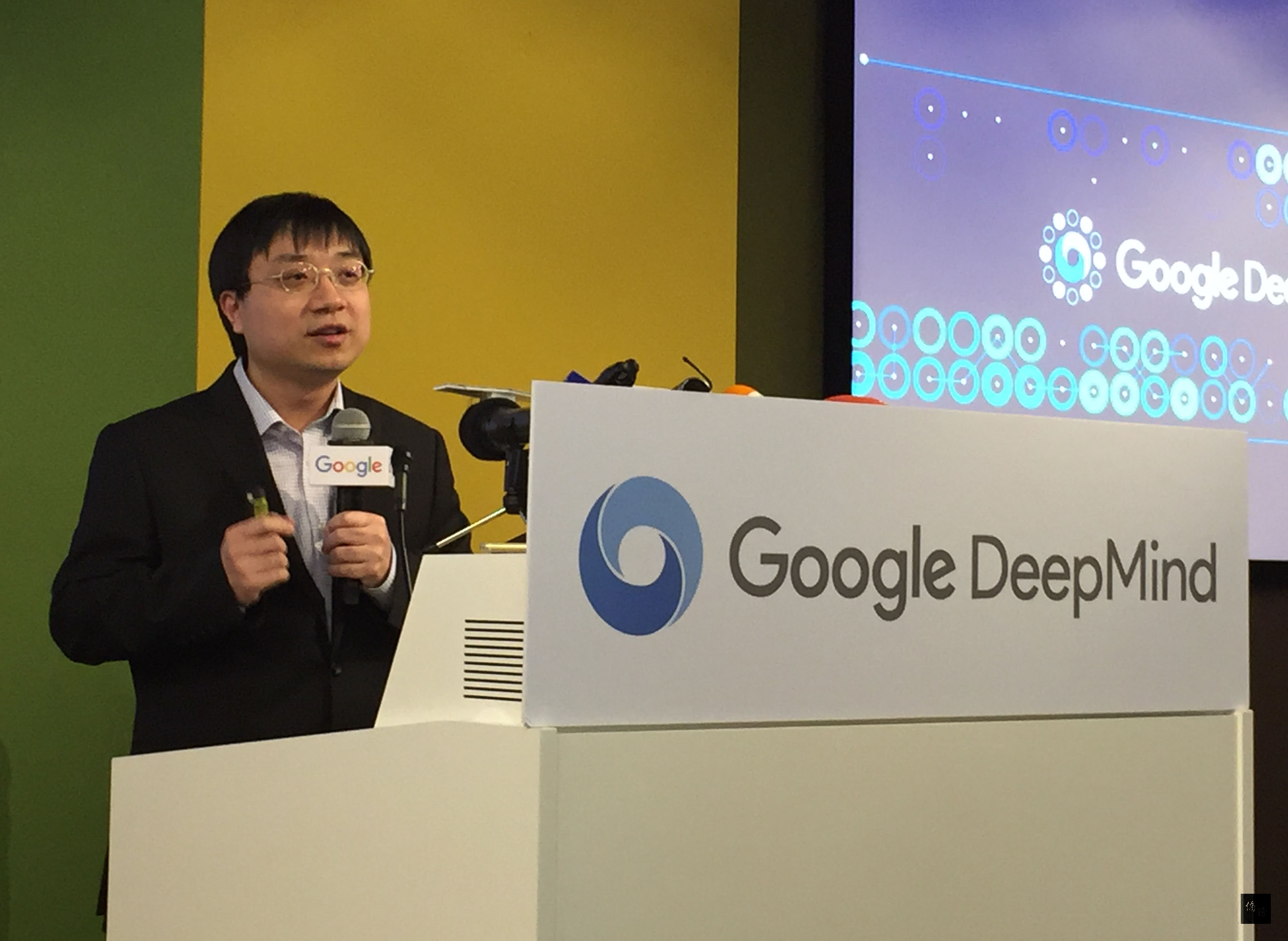 Google人工智慧系統AlphaGo的主要開發者黃士傑，18日出席人機對弈賽後媒體聚會，分享AlphaGo開發公司DeepMind的願景。（中央社提供）